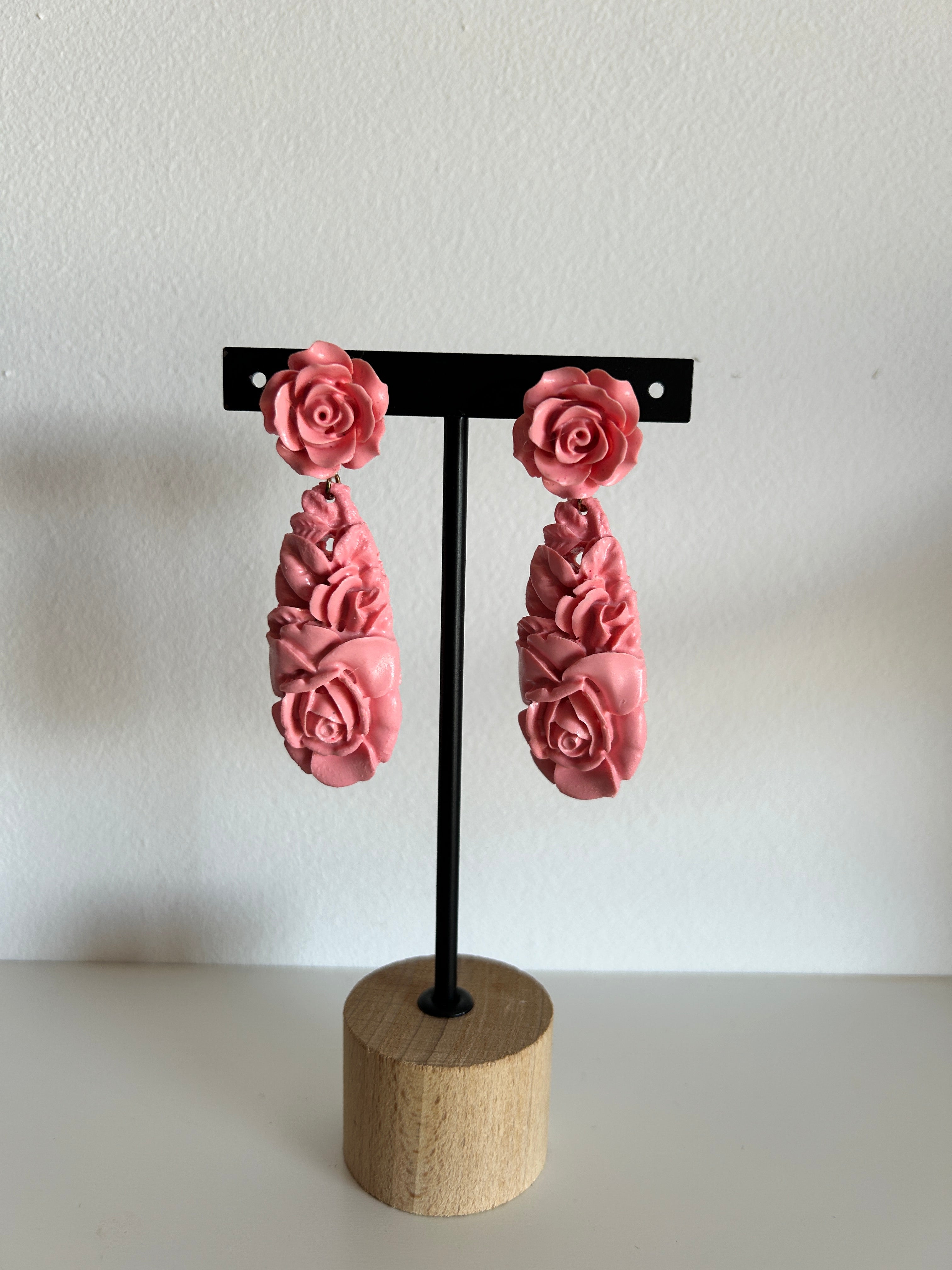 Pendientes de rosas en tono coral