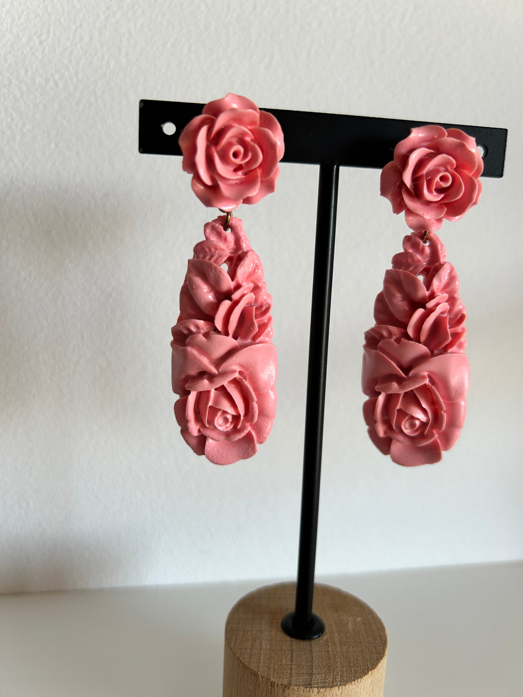 Pendientes de rosas en tono coral