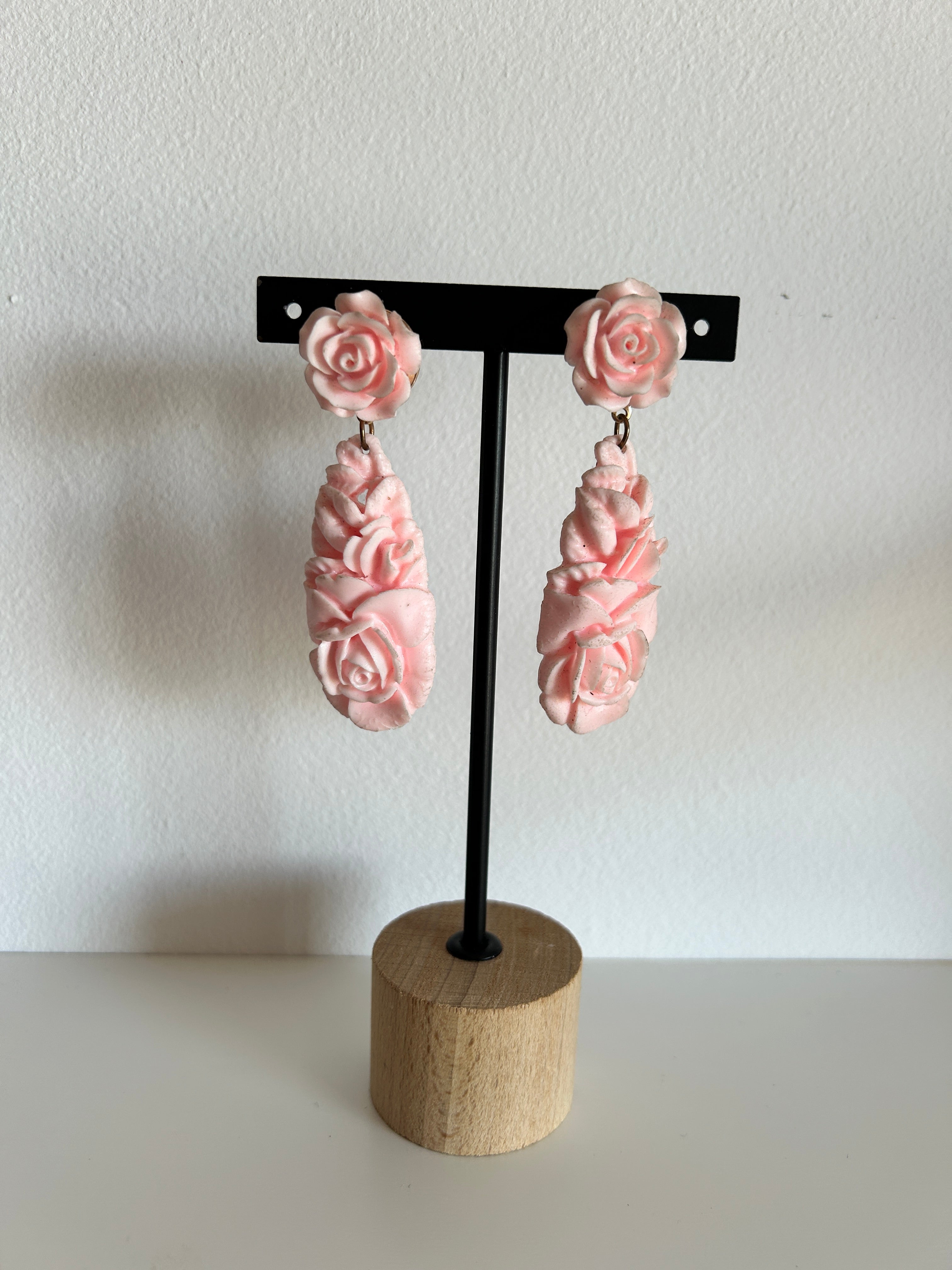Pendientes de rosas en tono rosa pastel