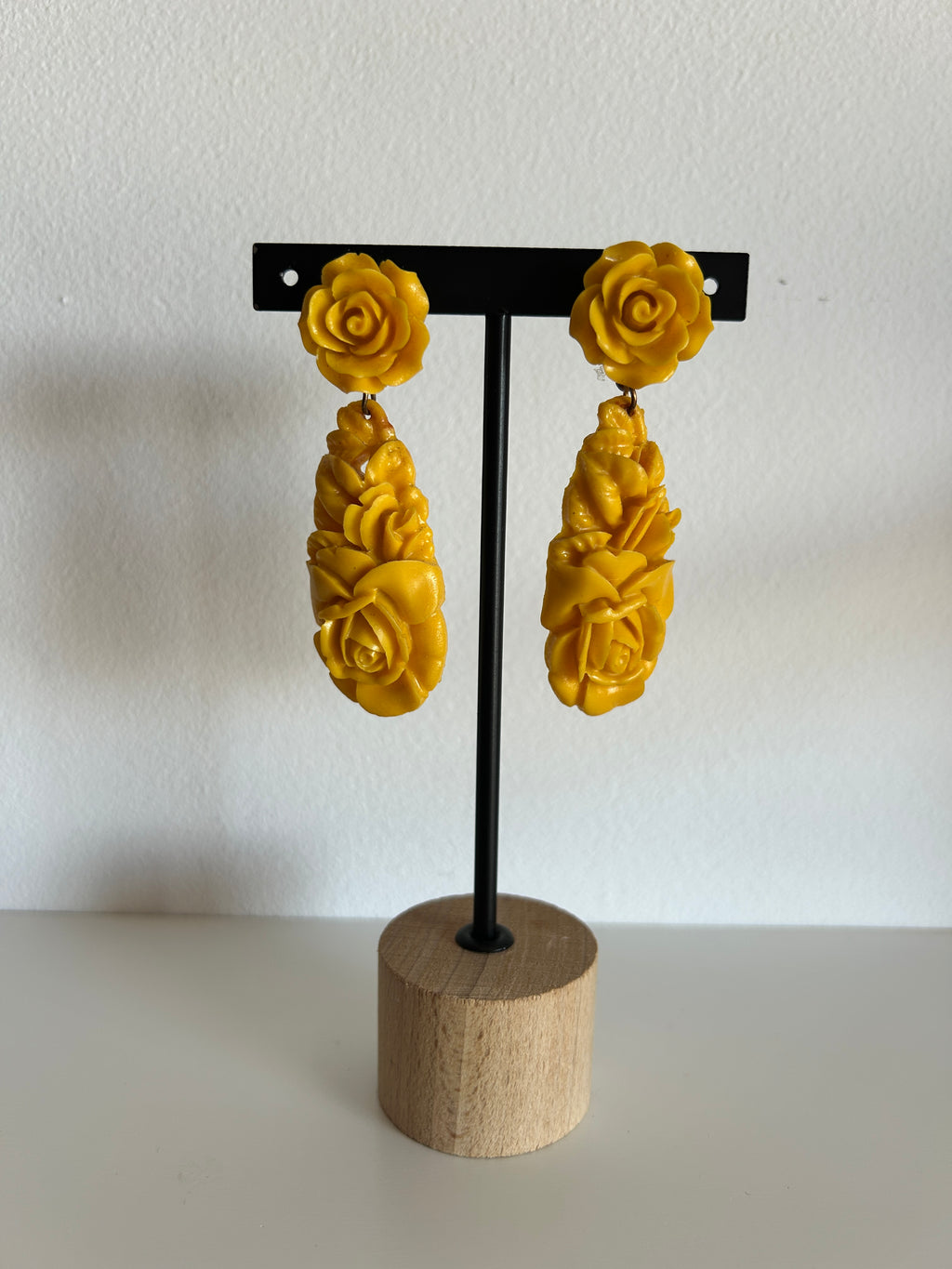 Pendientes de rosas en amarillo mostaza