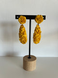 Pendientes de rosas en amarillo mostaza