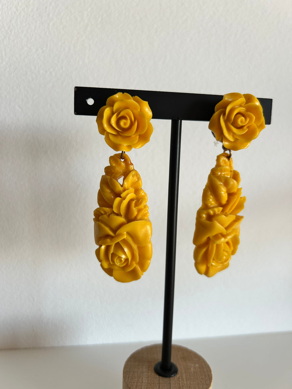 Pendientes de rosas en amarillo mostaza