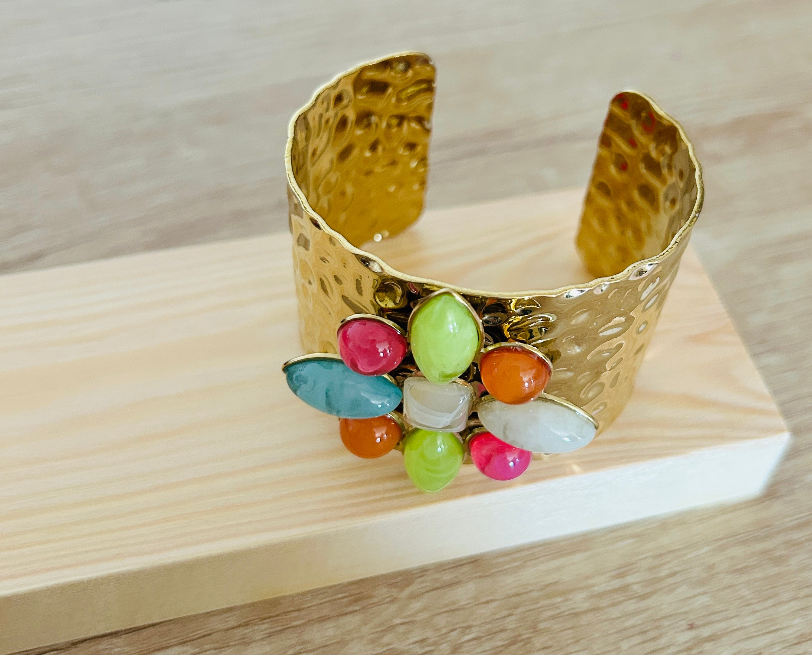 Brazalete dorado ajustable con piedras multicolor