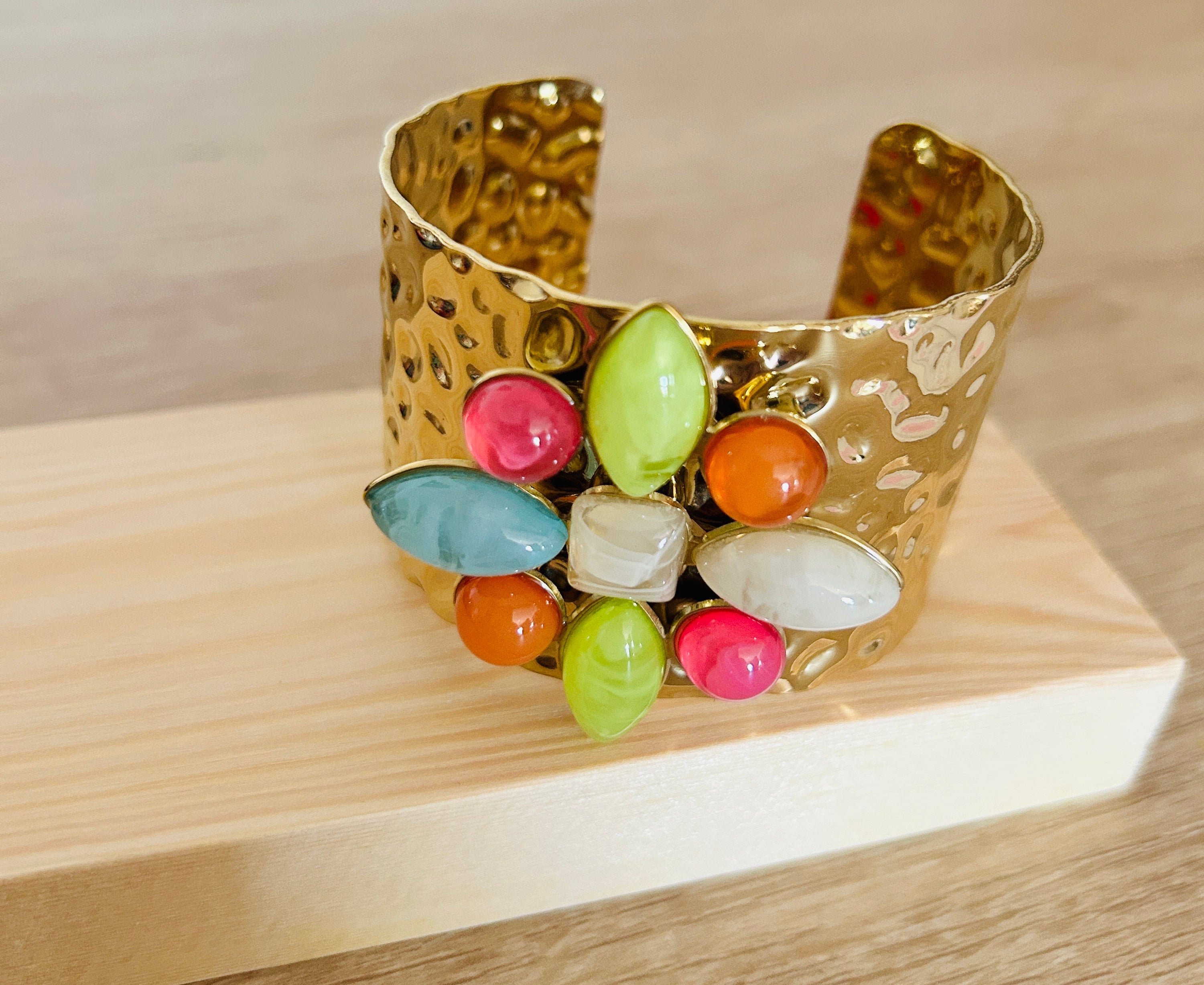 Brazalete dorado ajustable con piedras multicolor