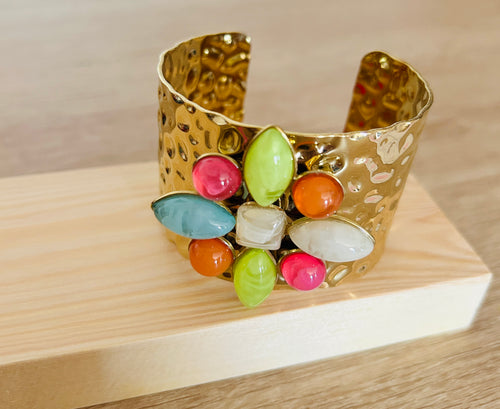 Brazalete dorado ajustable con piedras multicolor