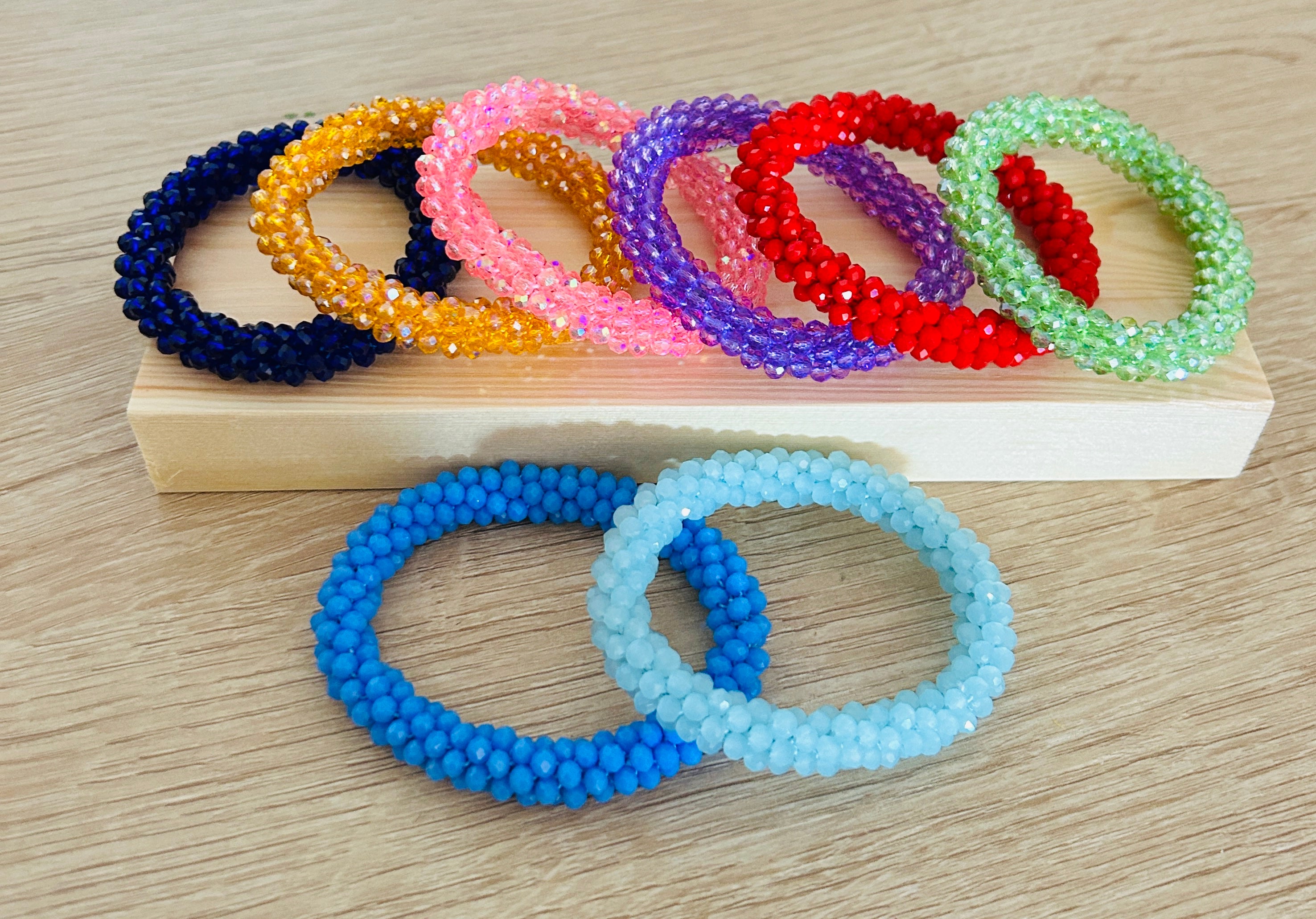 Pulseras elásticas de cuentas en colores a 2.50€ unidad
