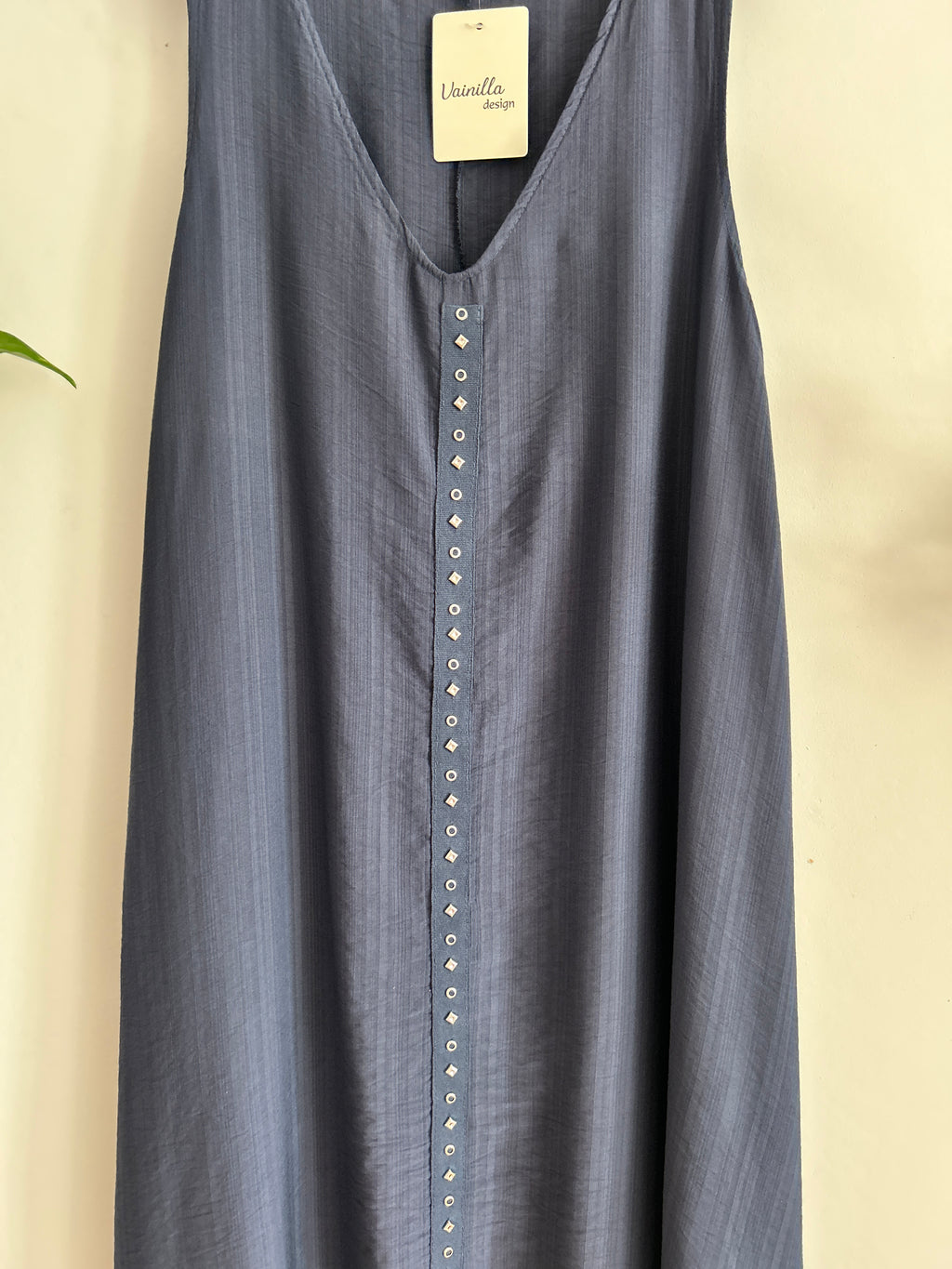 ✨ Vestido largo fluido con detalles decorativos ✨