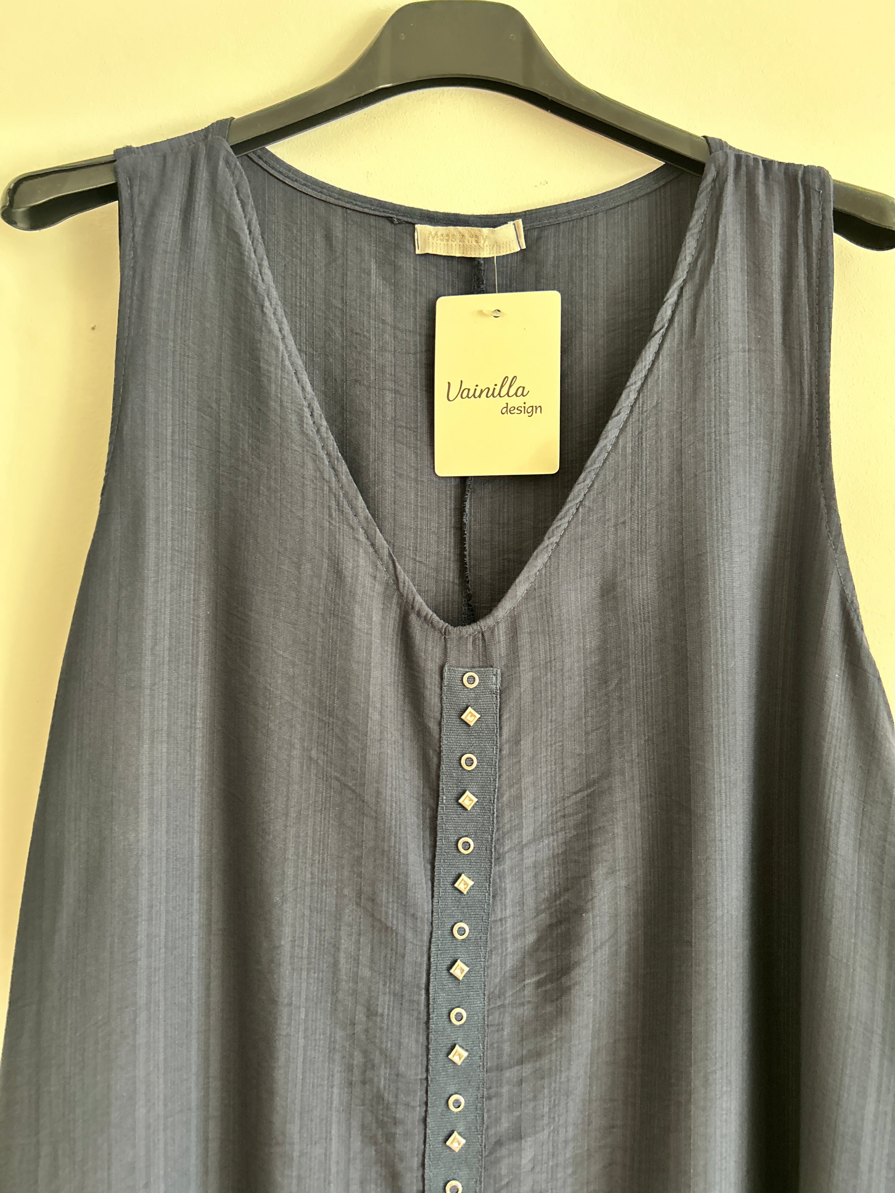 ✨ Vestido largo fluido con detalles decorativos ✨