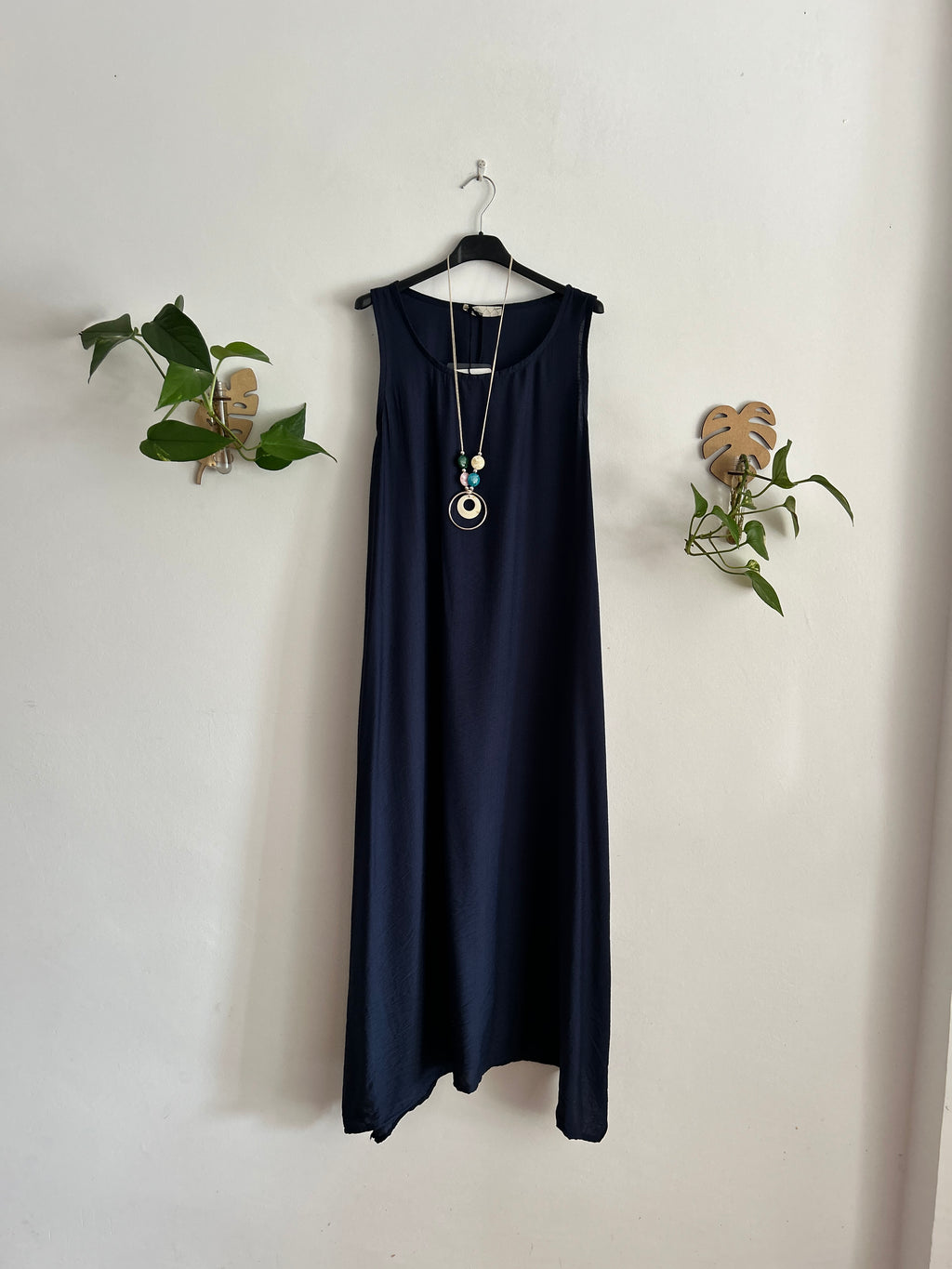 Vestido largo fluido con collar