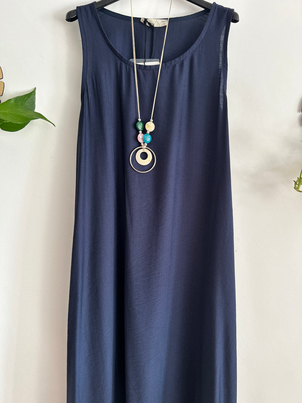Vestido largo fluido con collar