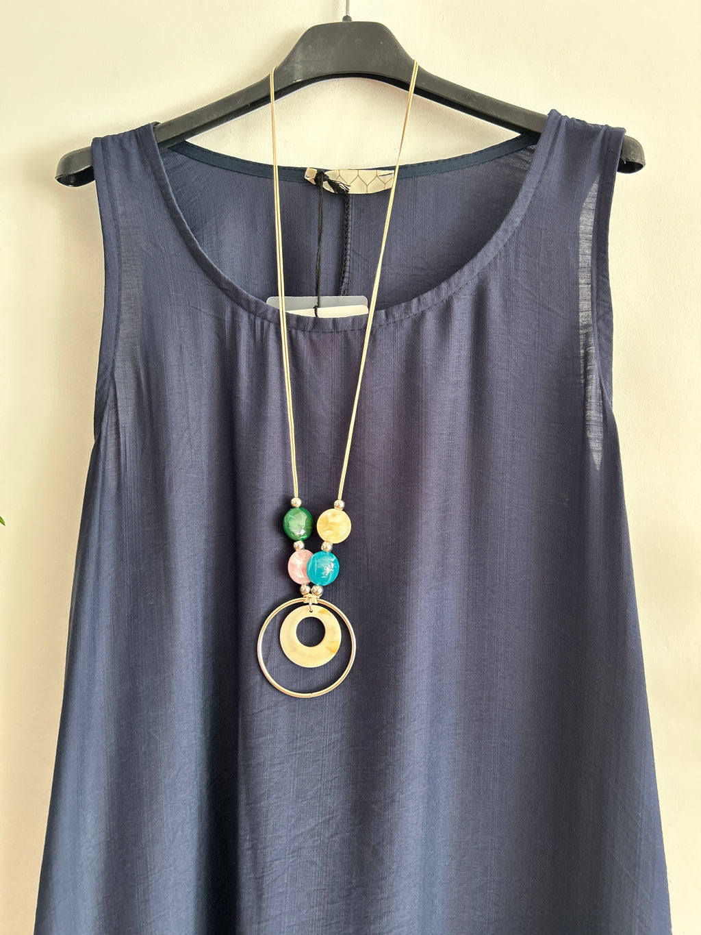 Vestido largo fluido con collar
