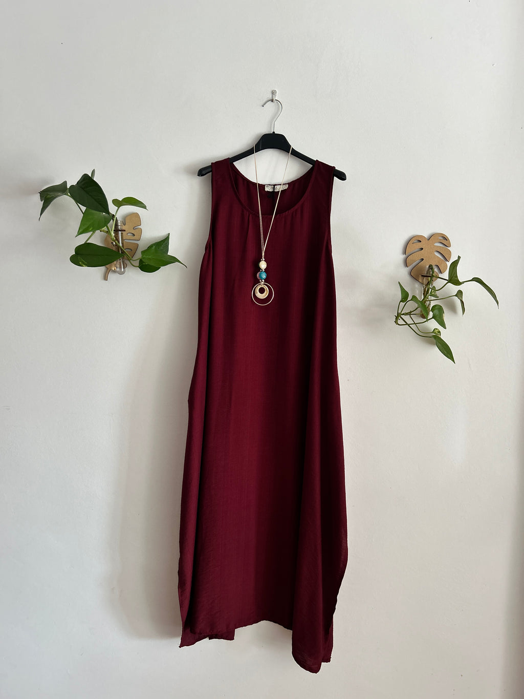 Vestido largo fluido con collar