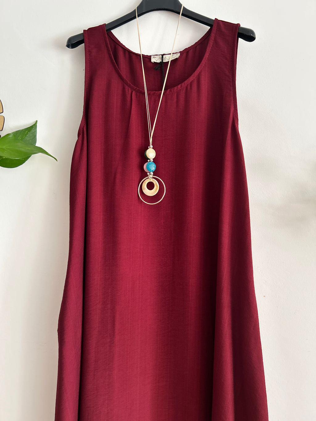 Vestido largo fluido con collar