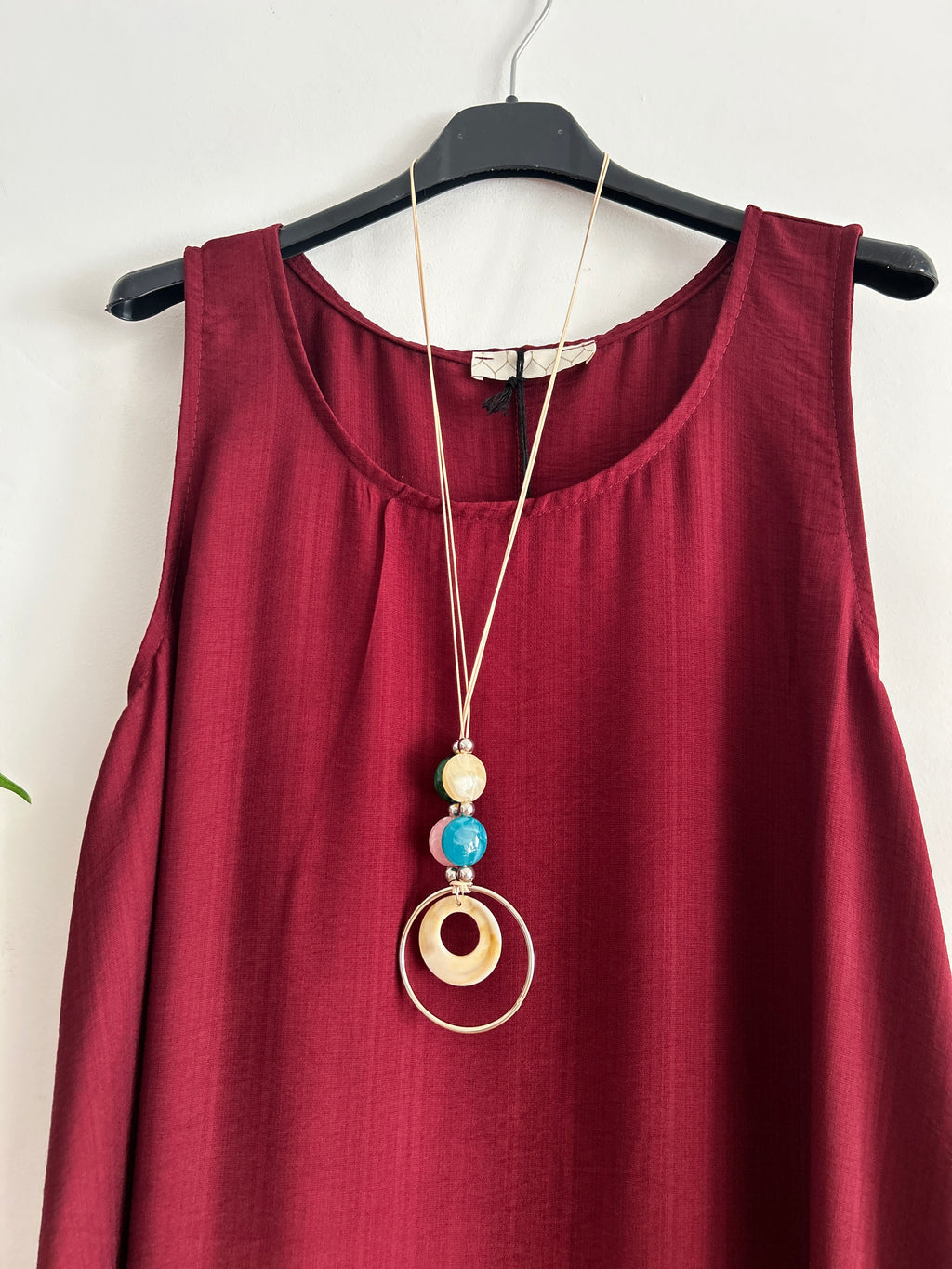 Vestido largo fluido con collar