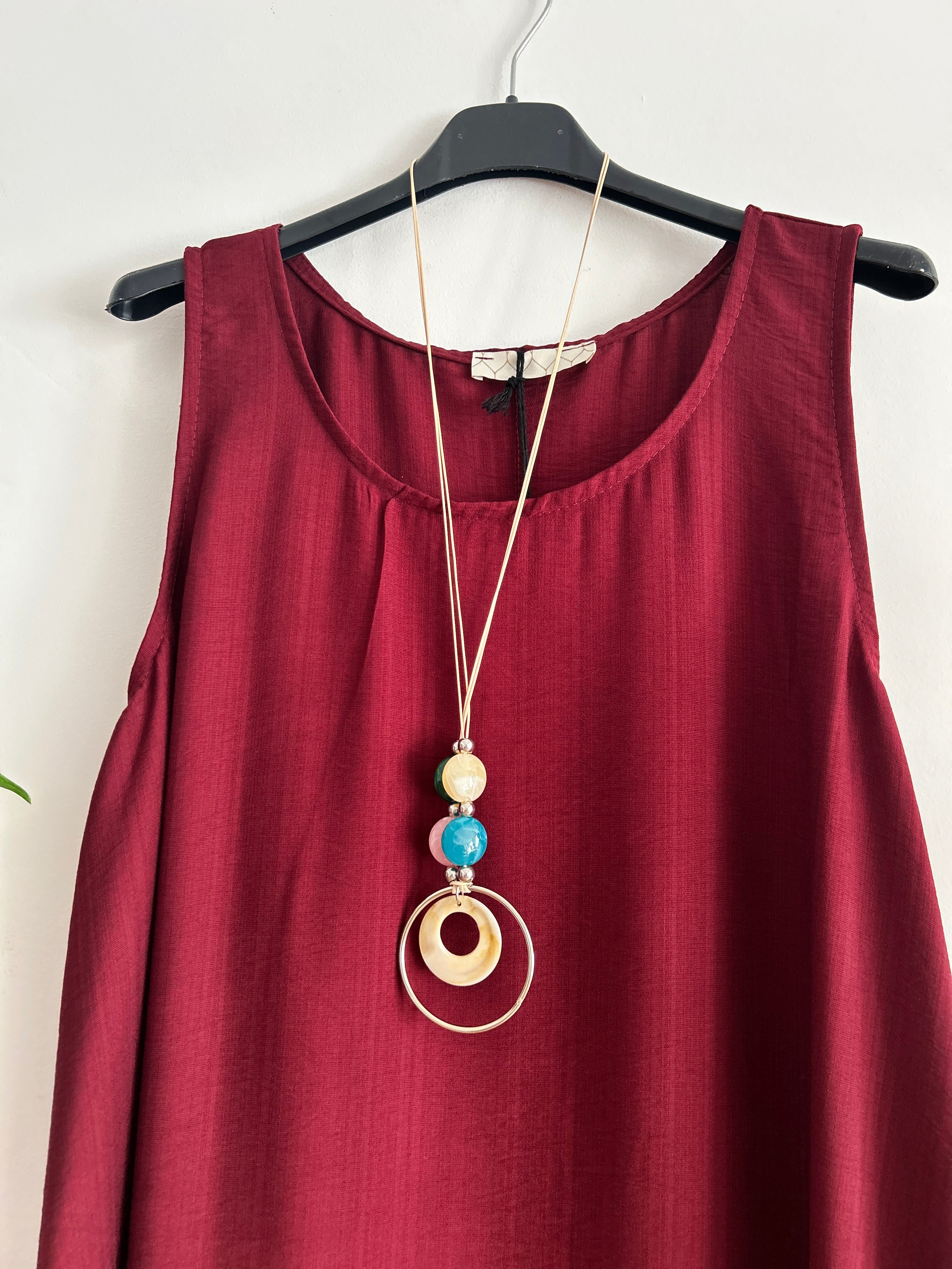 Vestido largo fluido con collar