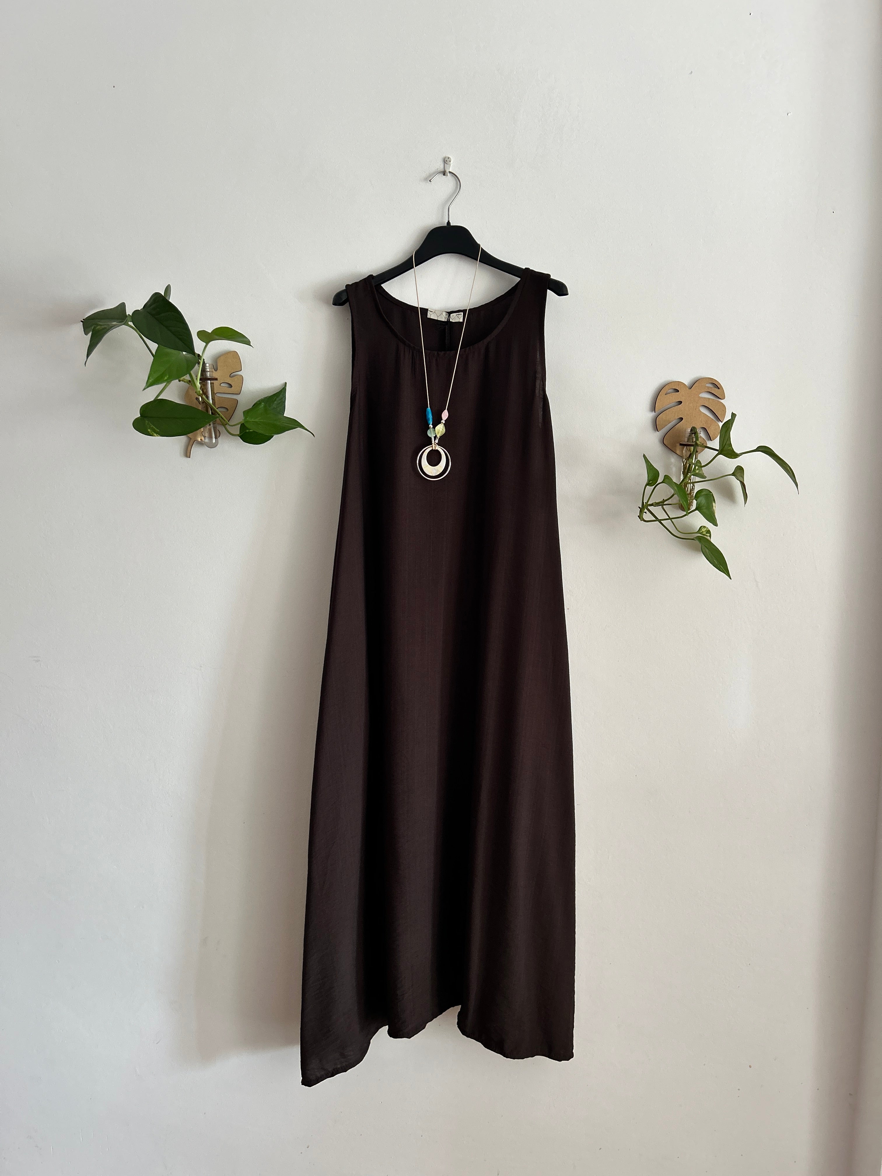 Vestido largo fluido con collar