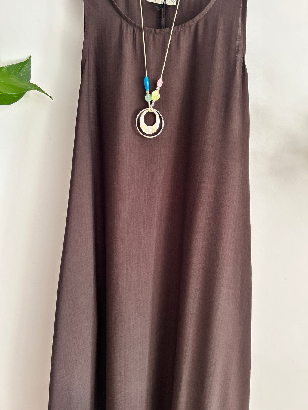Vestido largo fluido con collar