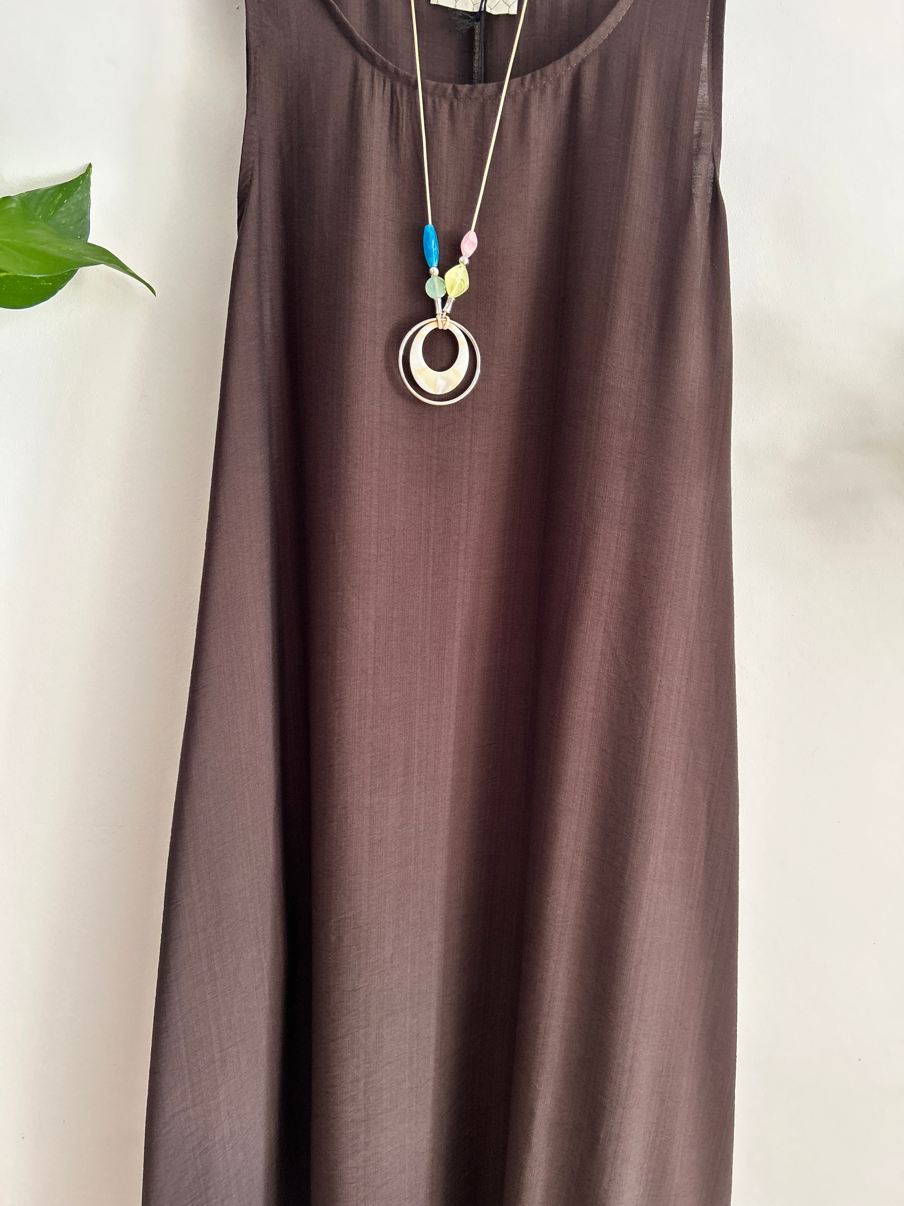 Vestido largo fluido con collar
