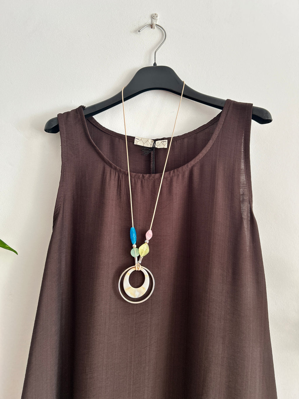 Vestido largo fluido con collar
