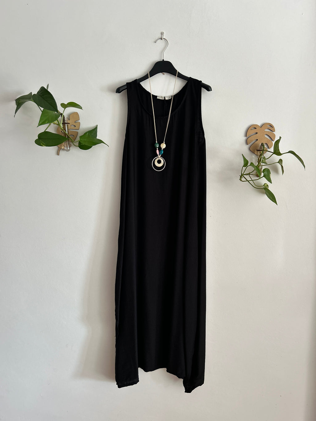 Vestido largo fluido con collar