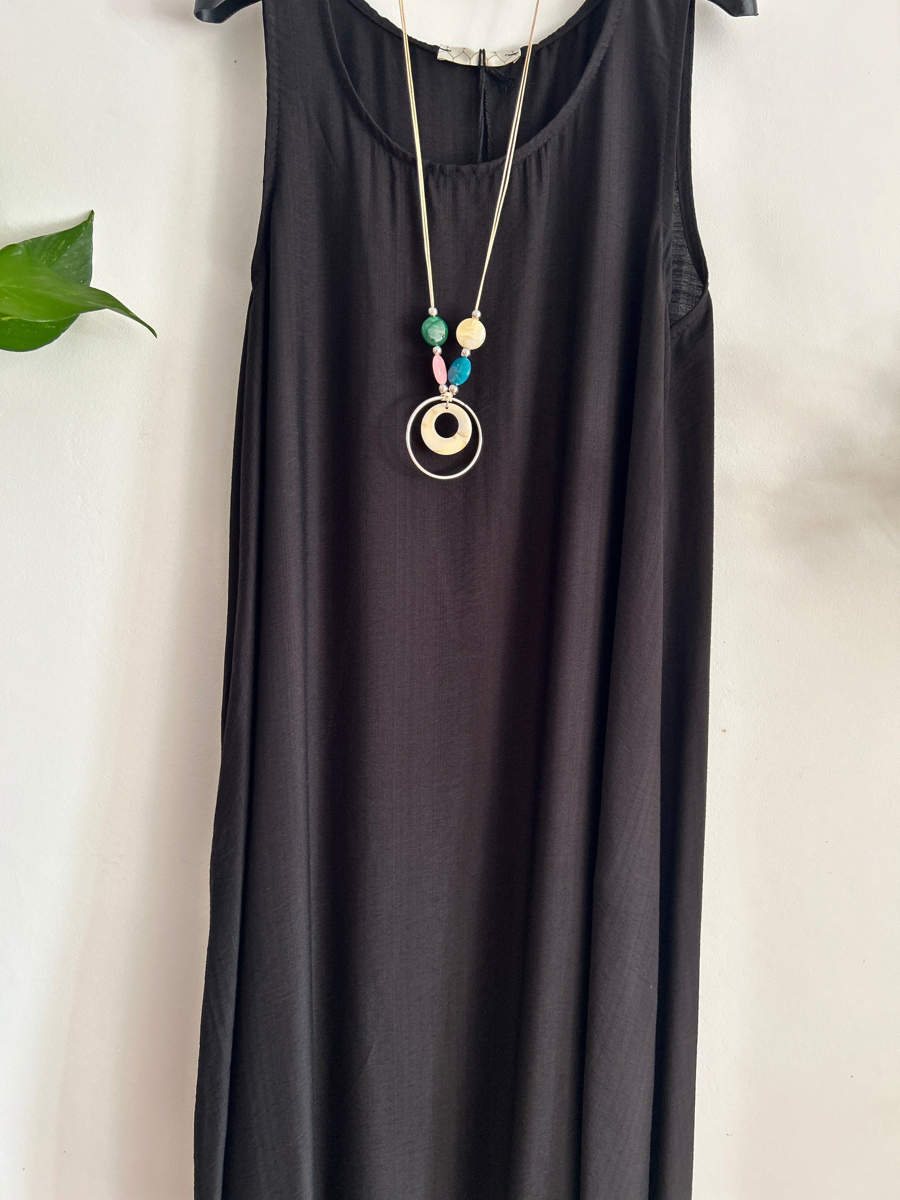 Vestido largo fluido con collar