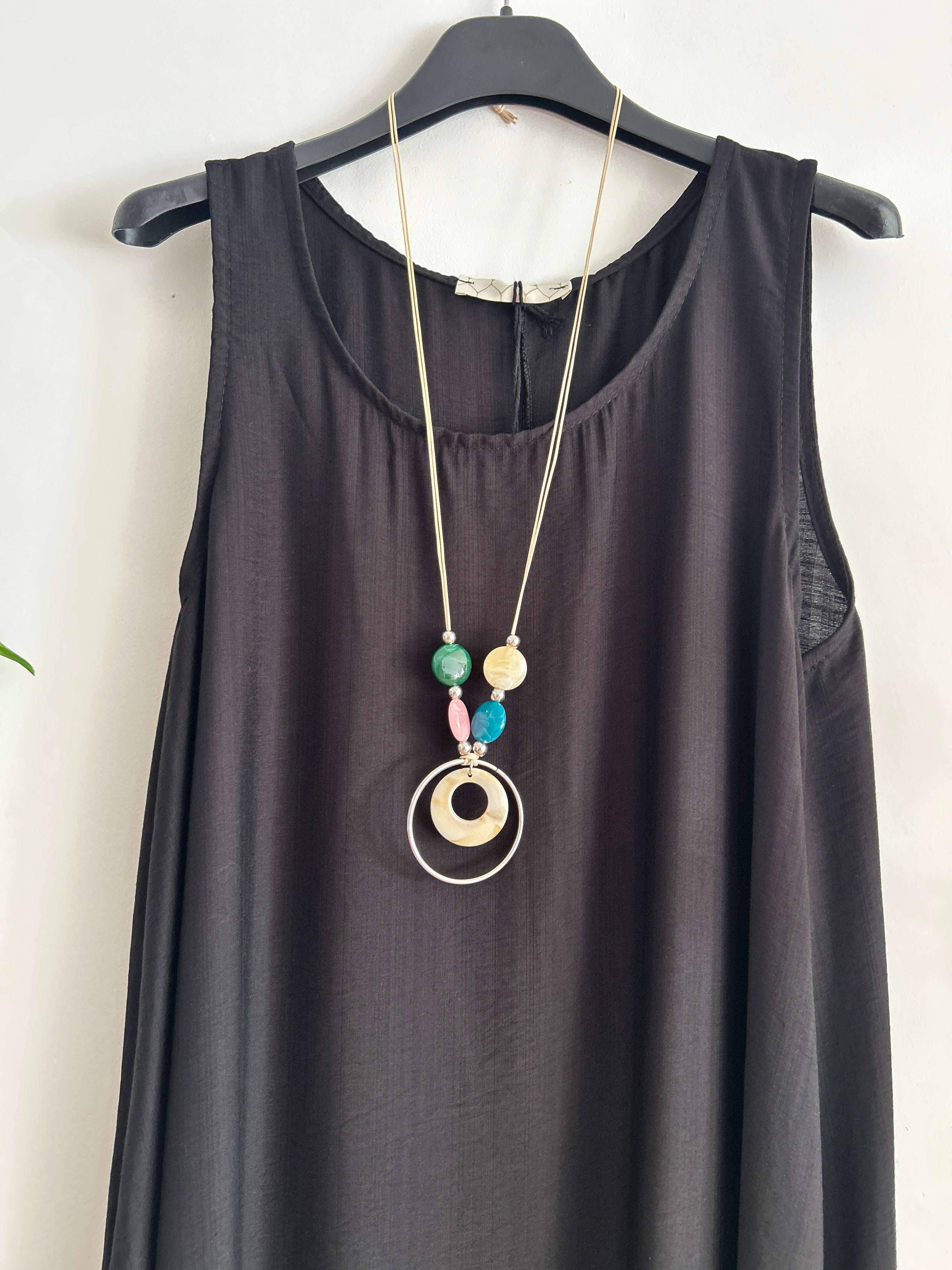 Vestido largo fluido con collar