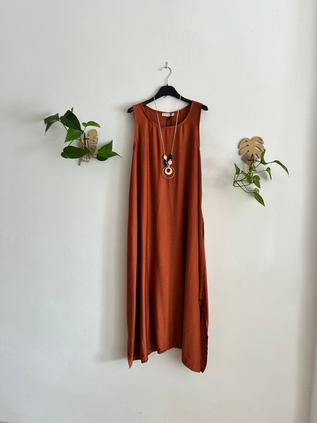 Vestido largo fluido con collar
