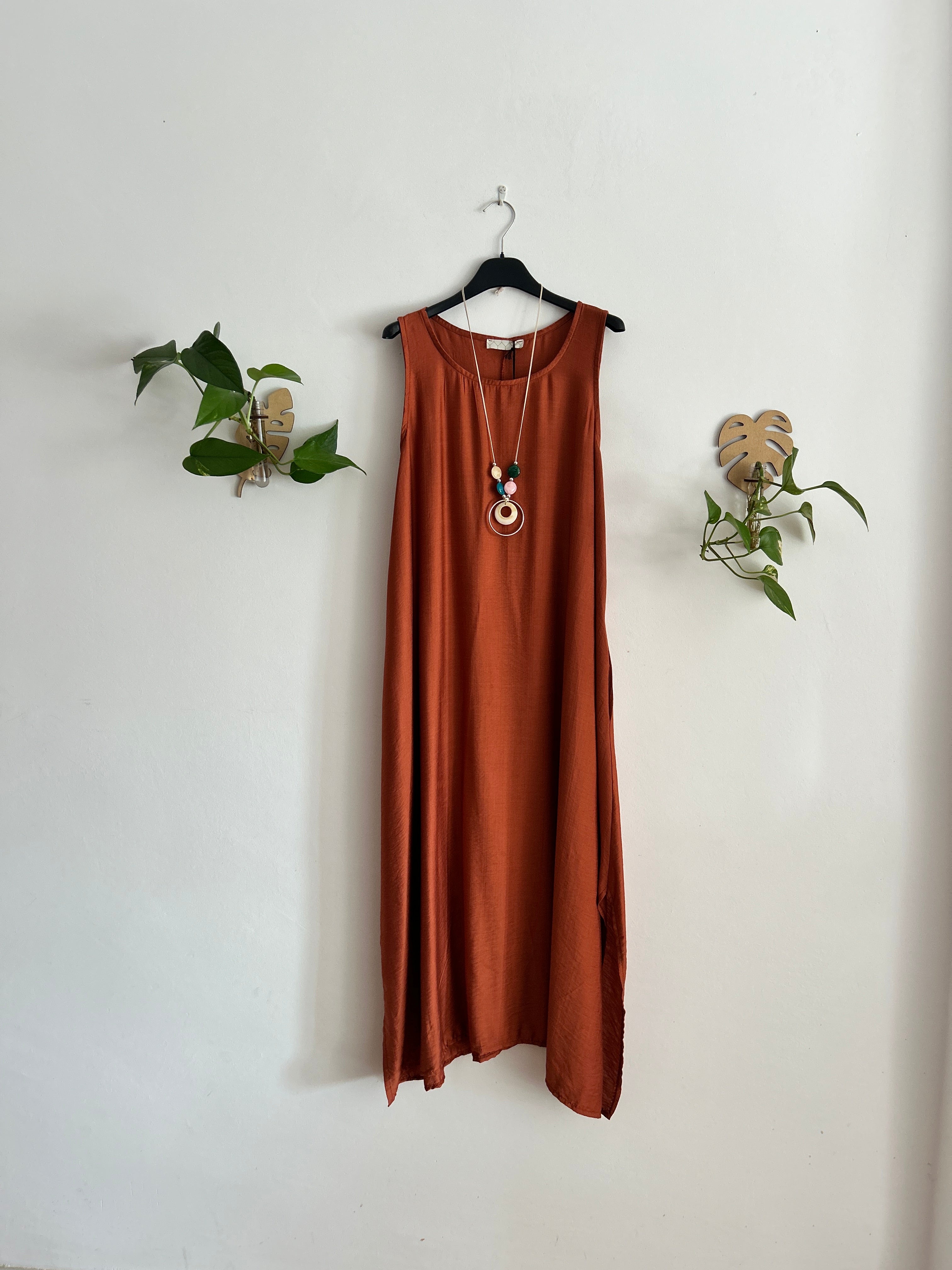 Vestido largo fluido con collar