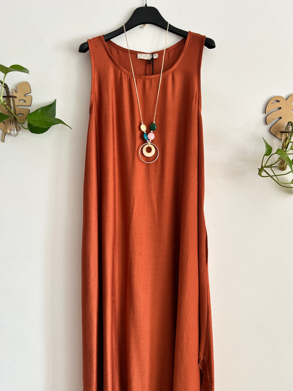 Vestido largo fluido con collar