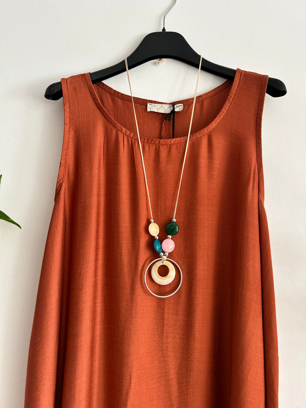 Vestido largo fluido con collar