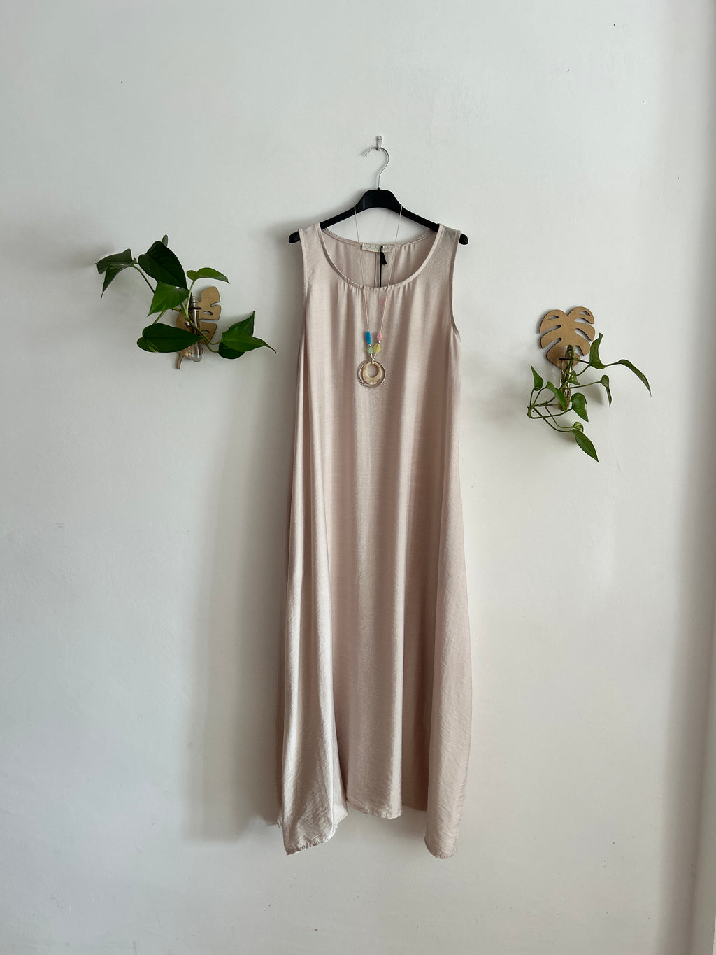 Vestido largo fluido con collar