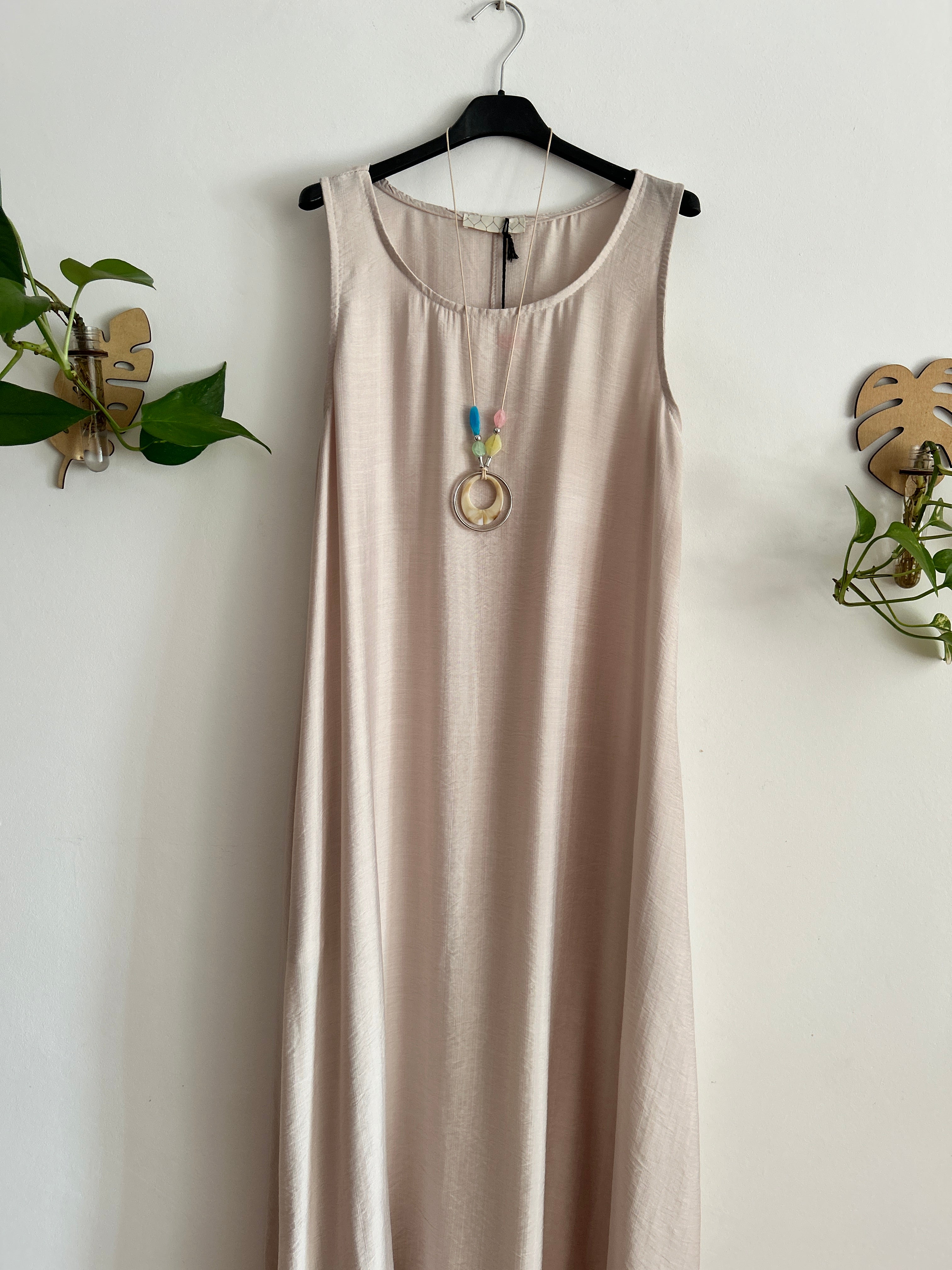 Vestido largo fluido con collar