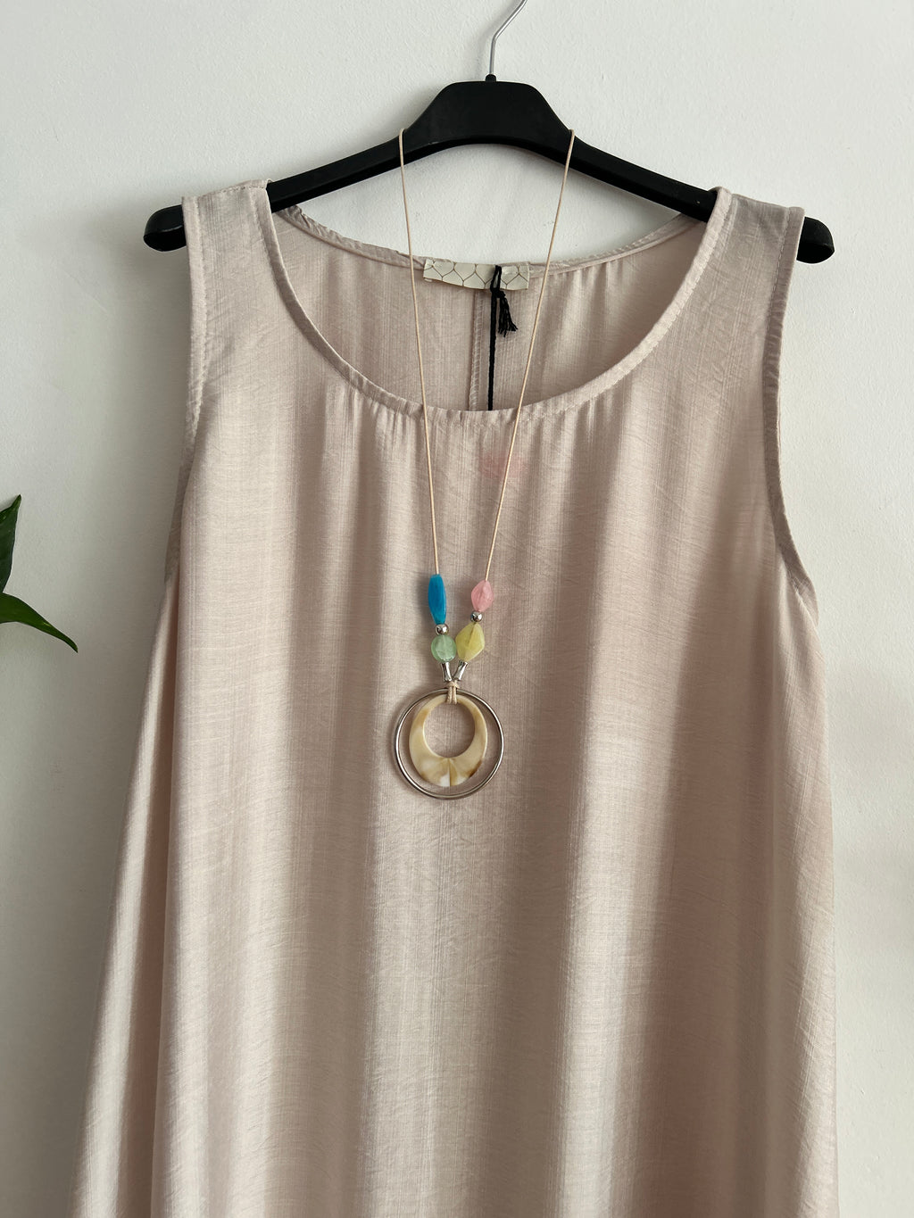 Vestido largo fluido con collar