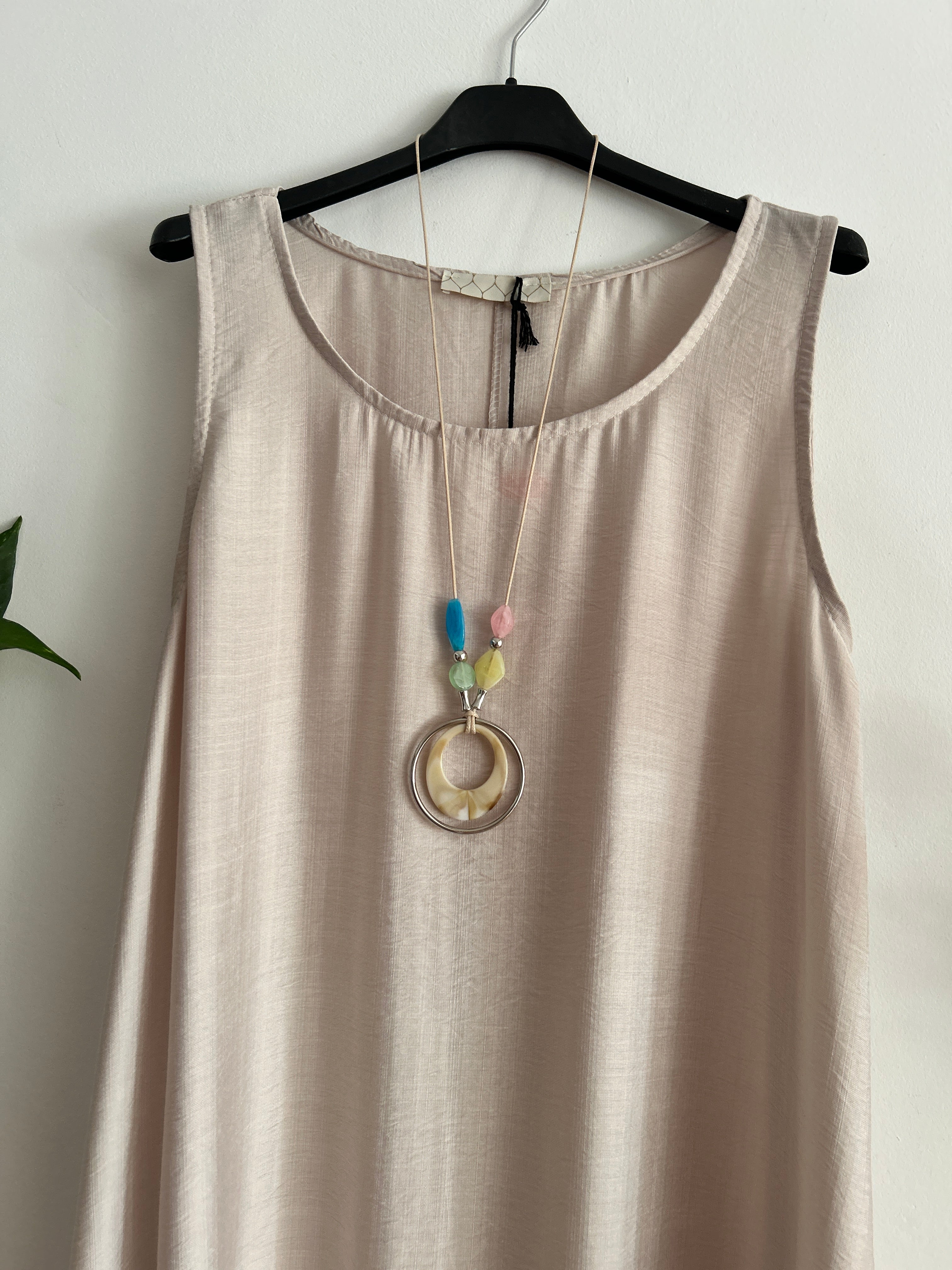 Vestido largo fluido con collar