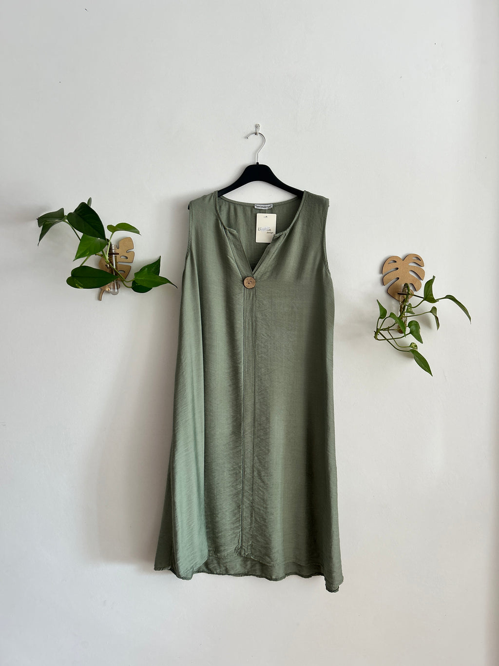 Vestido fluido con botón decorativo