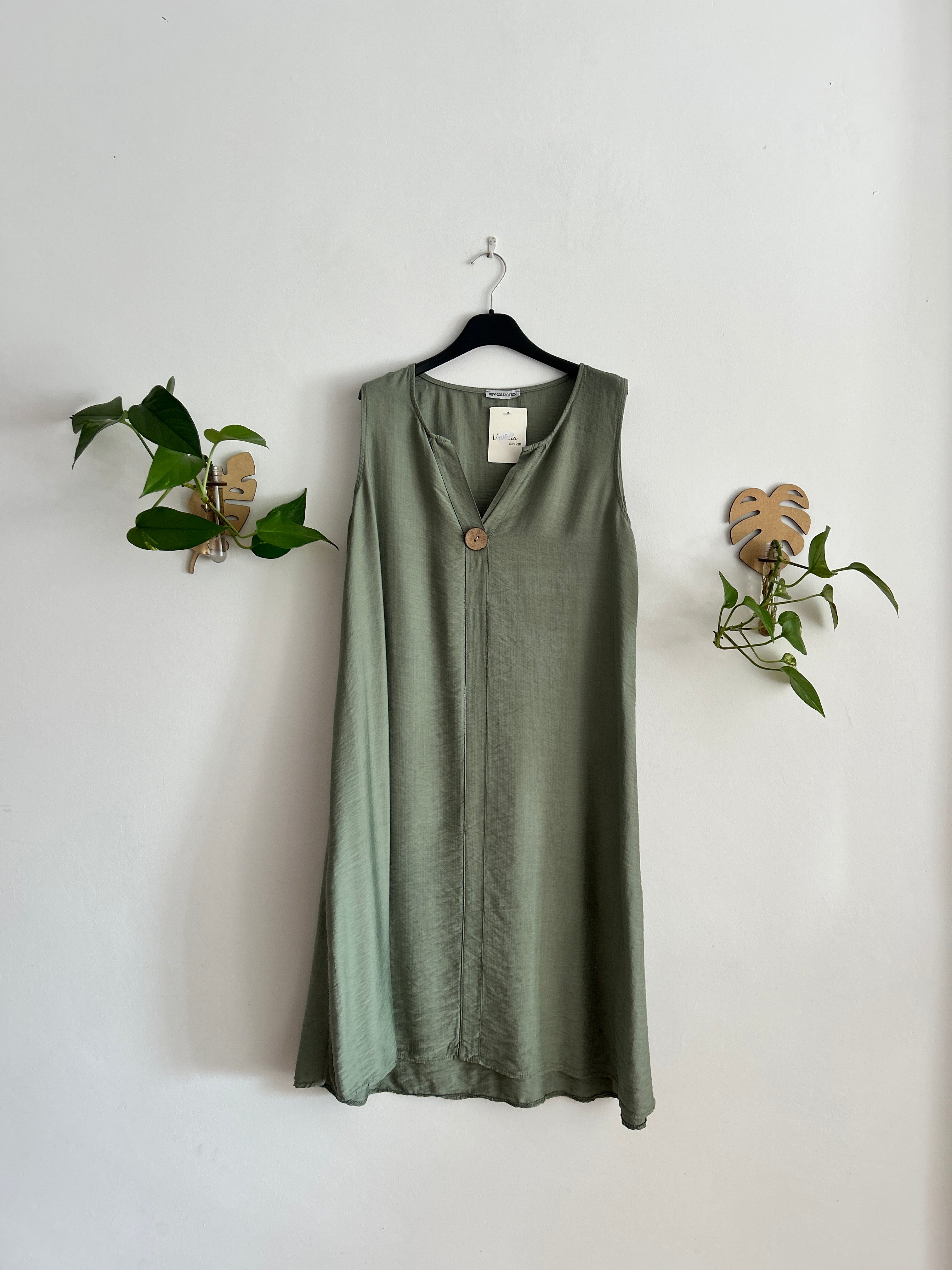 Vestido fluido con botón decorativo