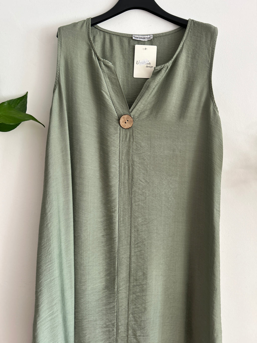 Vestido fluido con botón decorativo