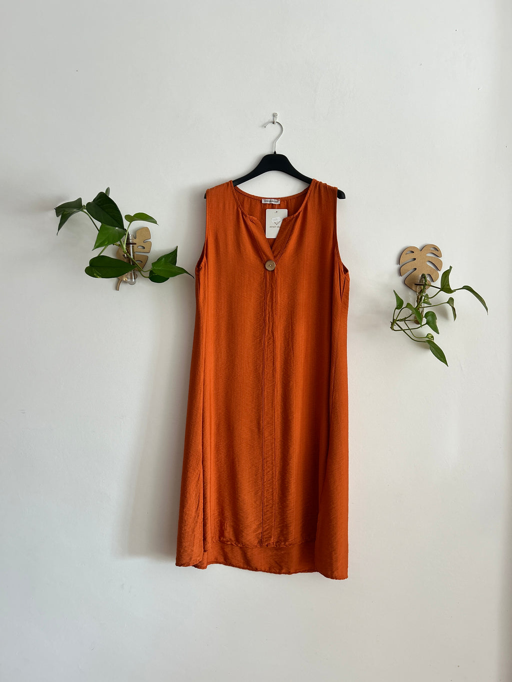 Vestido fluido con botón decorativo