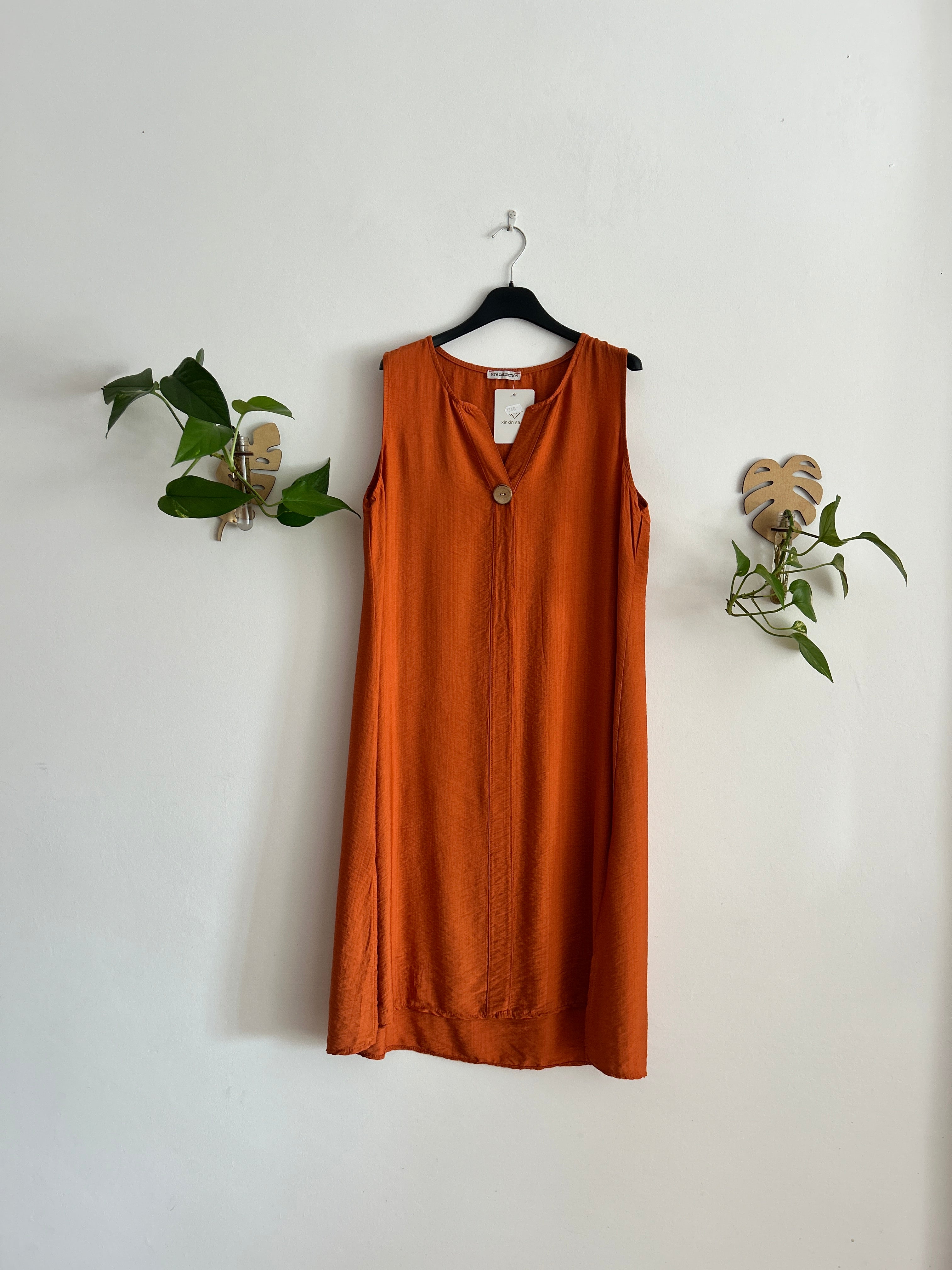 Vestido fluido con botón decorativo