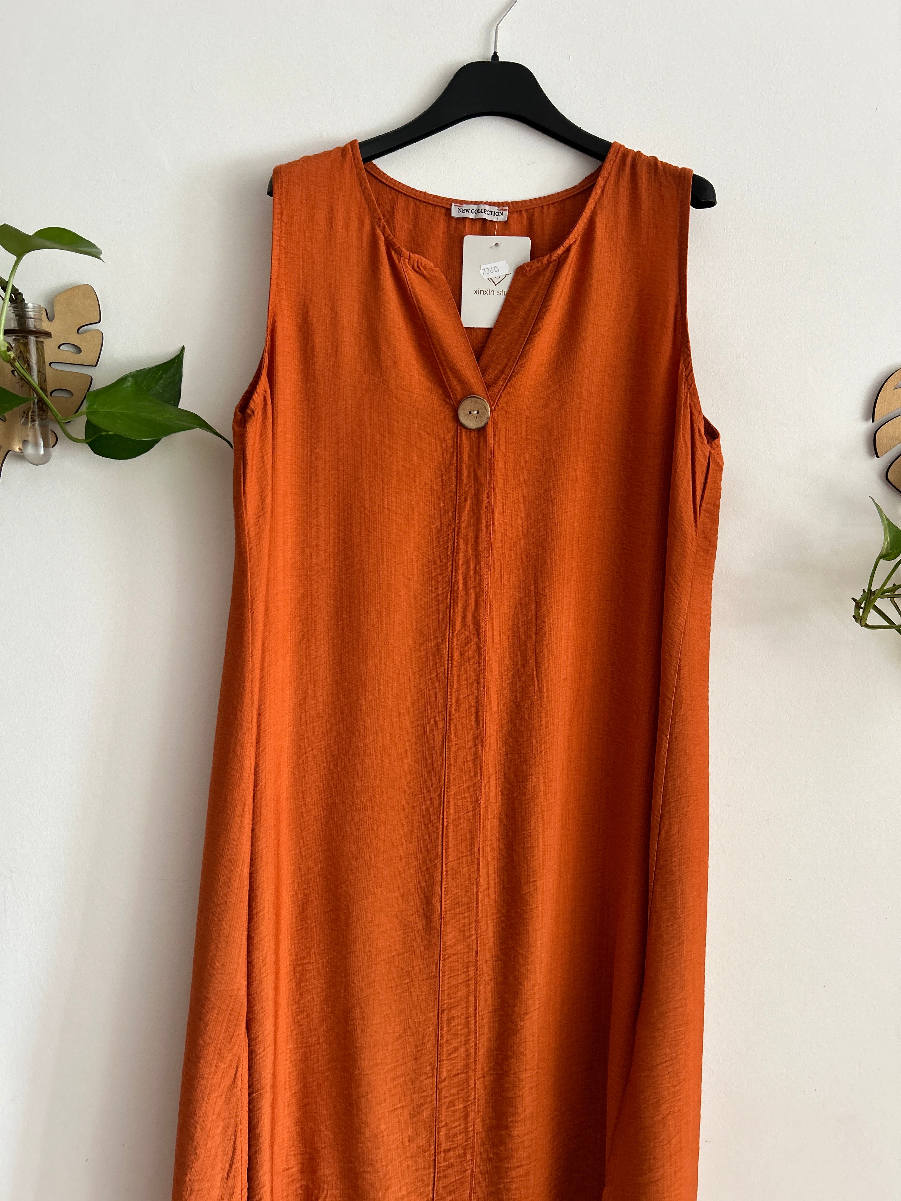 Vestido fluido con botón decorativo