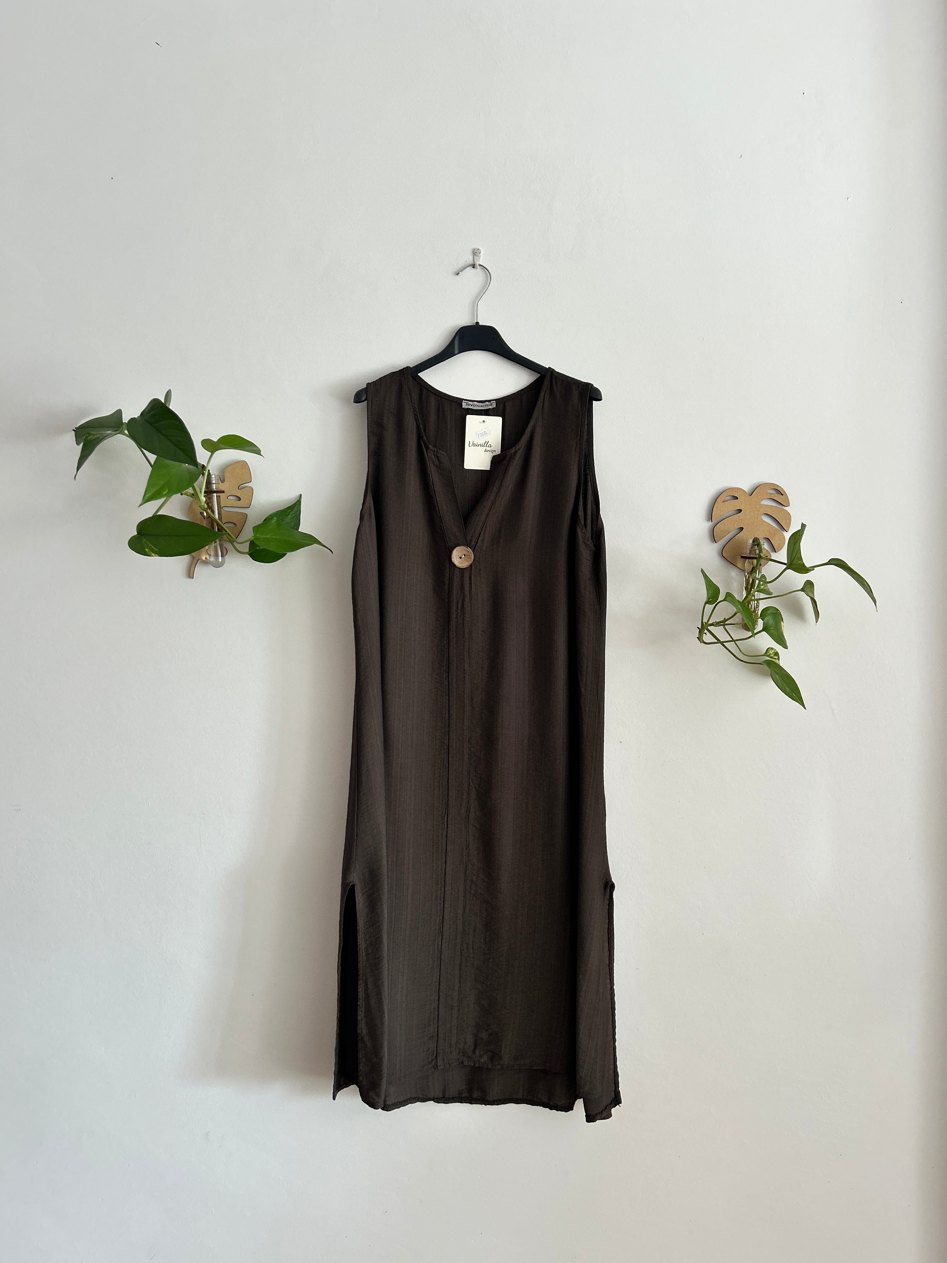 Vestido fluido con botón decorativo