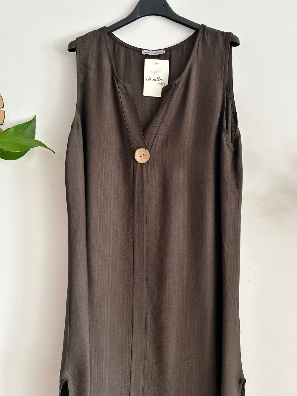 Vestido fluido con botón decorativo