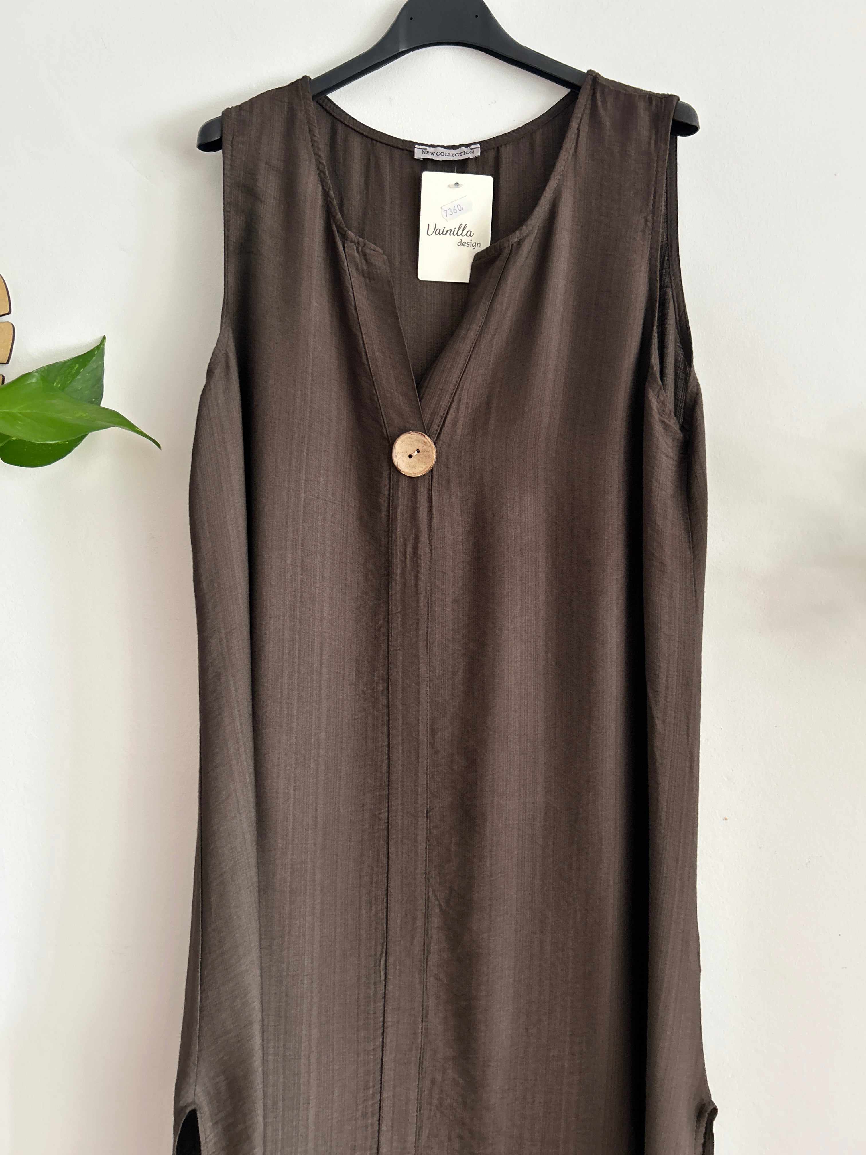 Vestido fluido con botón decorativo