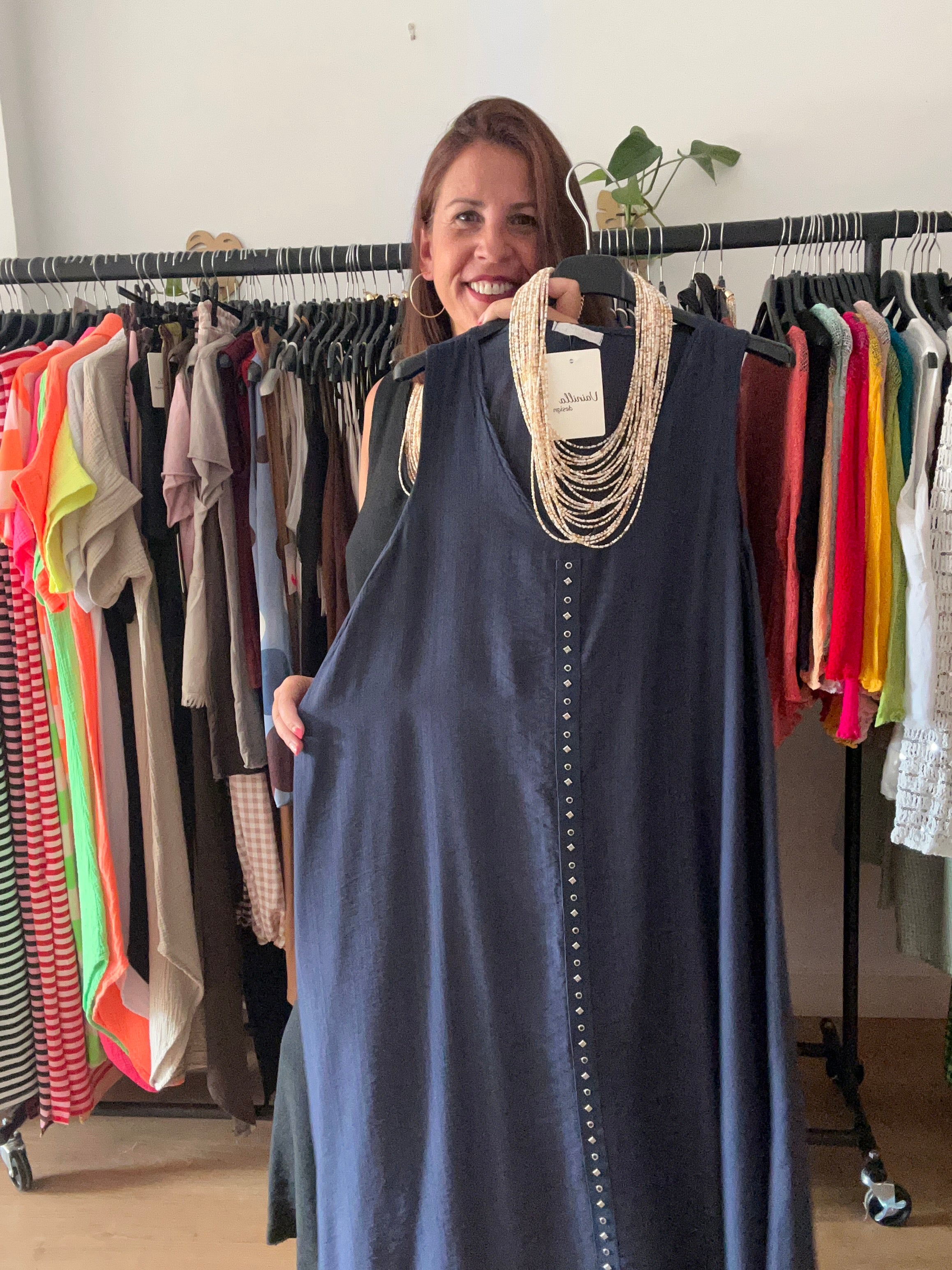 ✨ Vestido largo fluido con detalles decorativos ✨