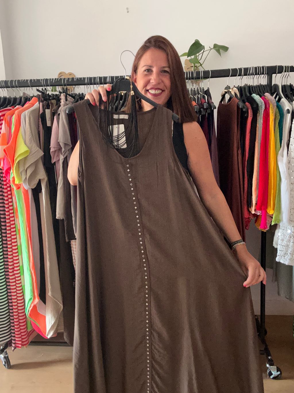 ✨ Vestido largo fluido con detalles decorativos ✨