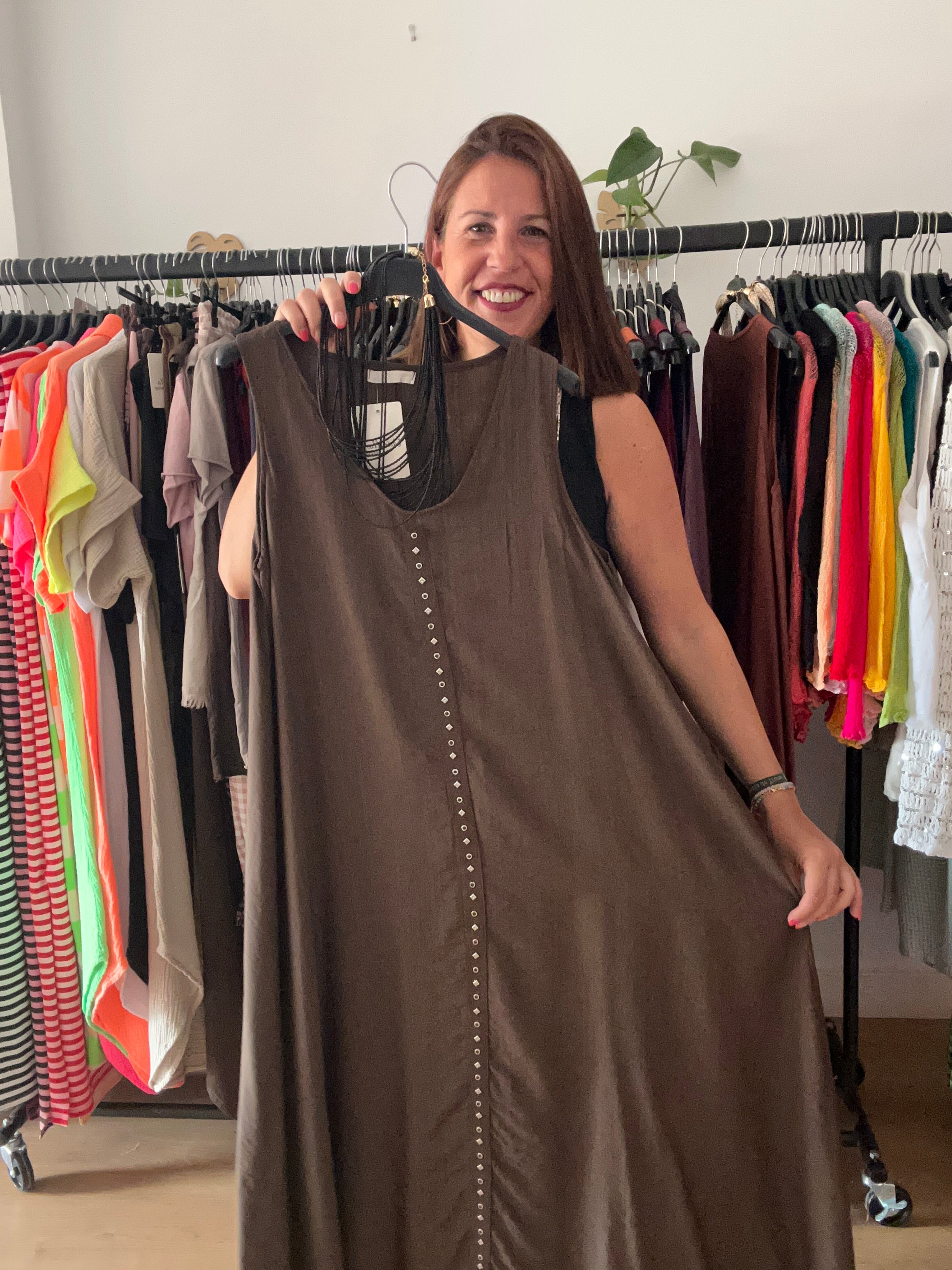 ✨ Vestido largo fluido con detalles decorativos ✨