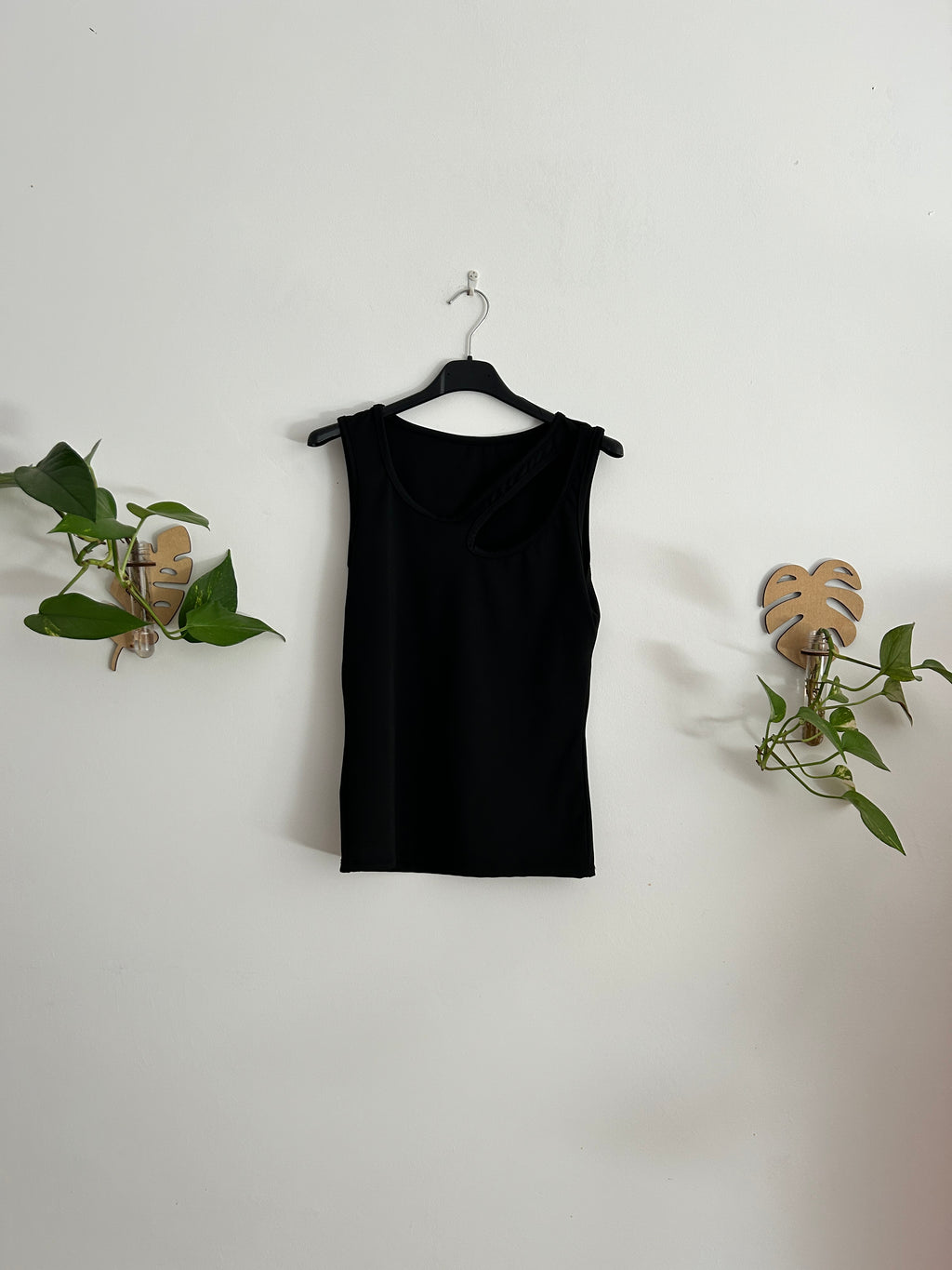 Camiseta Asimétrica Premium – Color Oscuro ✨