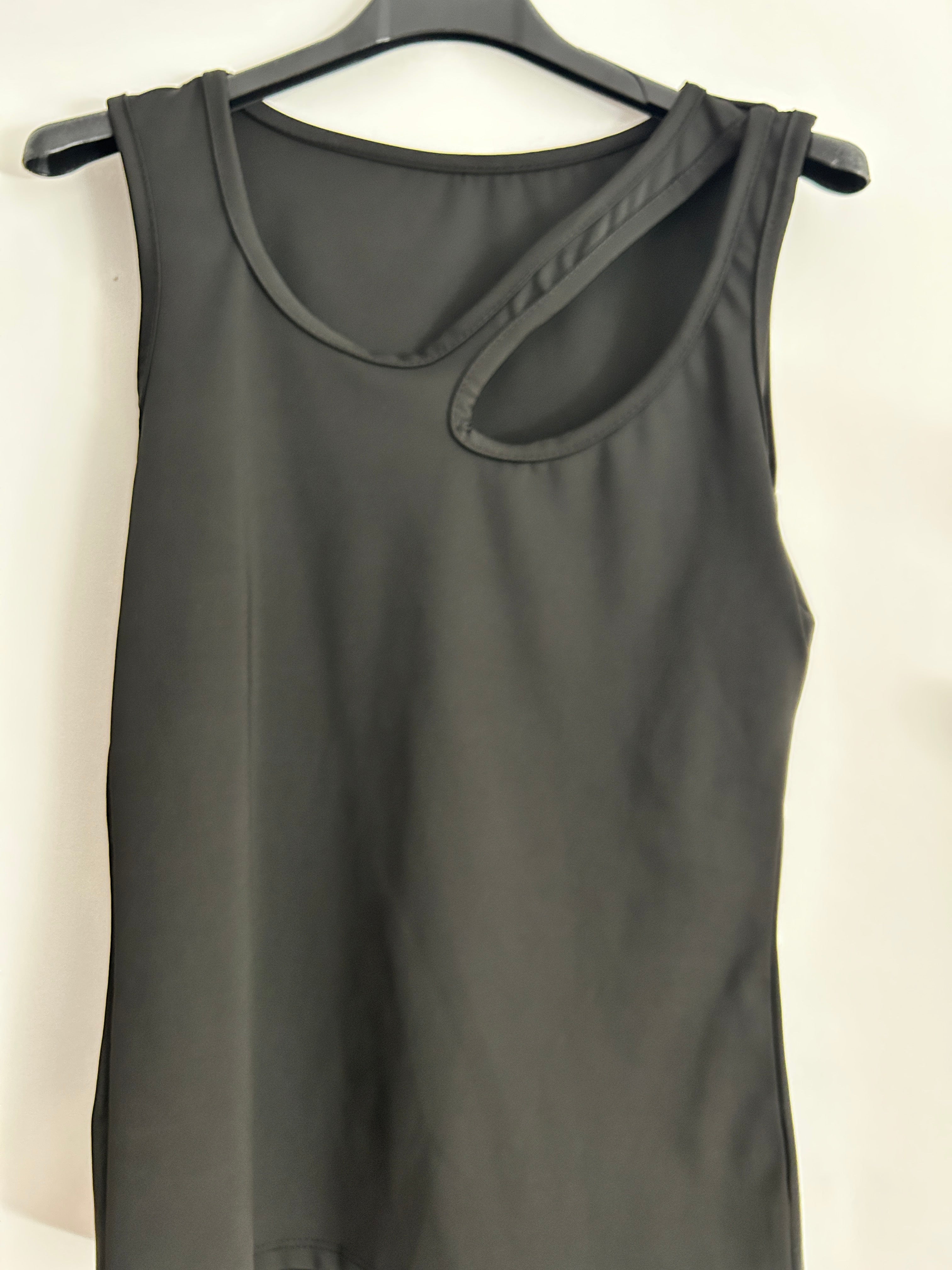 Camiseta Asimétrica Premium – Color Oscuro ✨