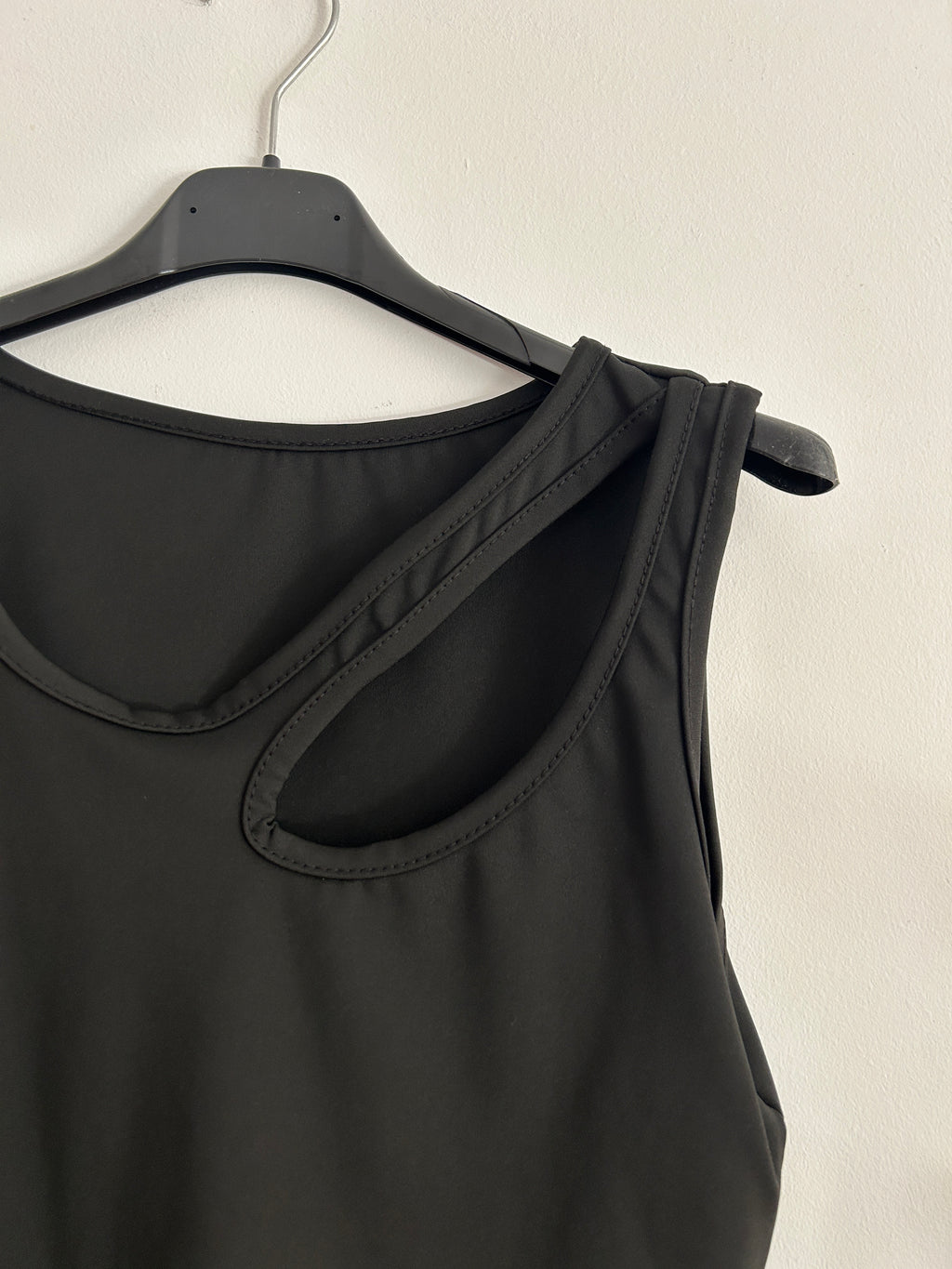 Camiseta Asimétrica Premium – Color Oscuro ✨