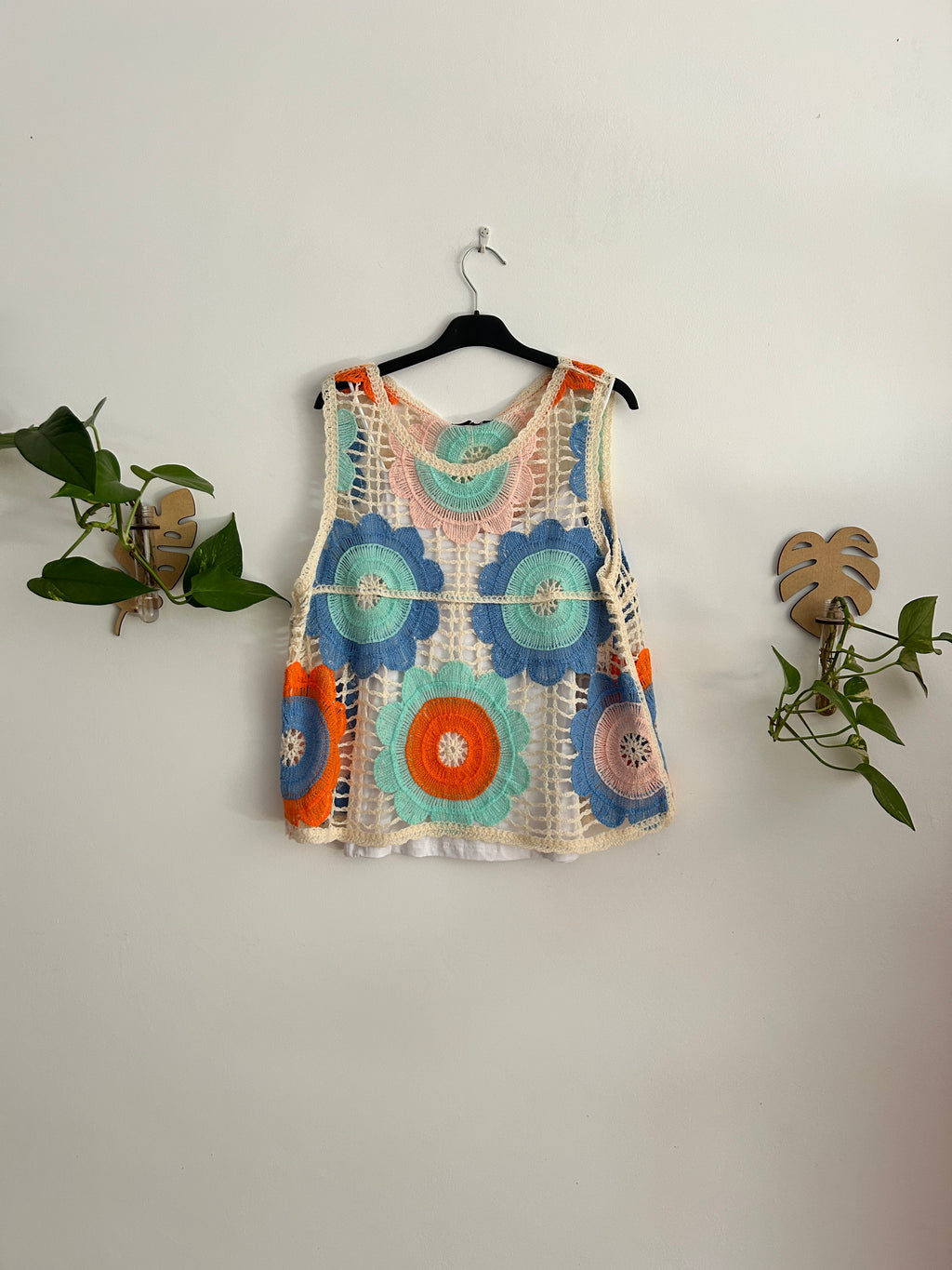 Chaleco Crochet Floral con Camiseta Básica de Tirantes – Varios Modelos 🌸✨